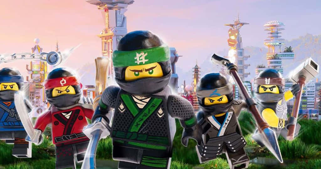 Animated 桌布 壁紙 — 五個LEGO Ninjago角色手持武器，在日落時分以未來城市天際線為背景做好準備。