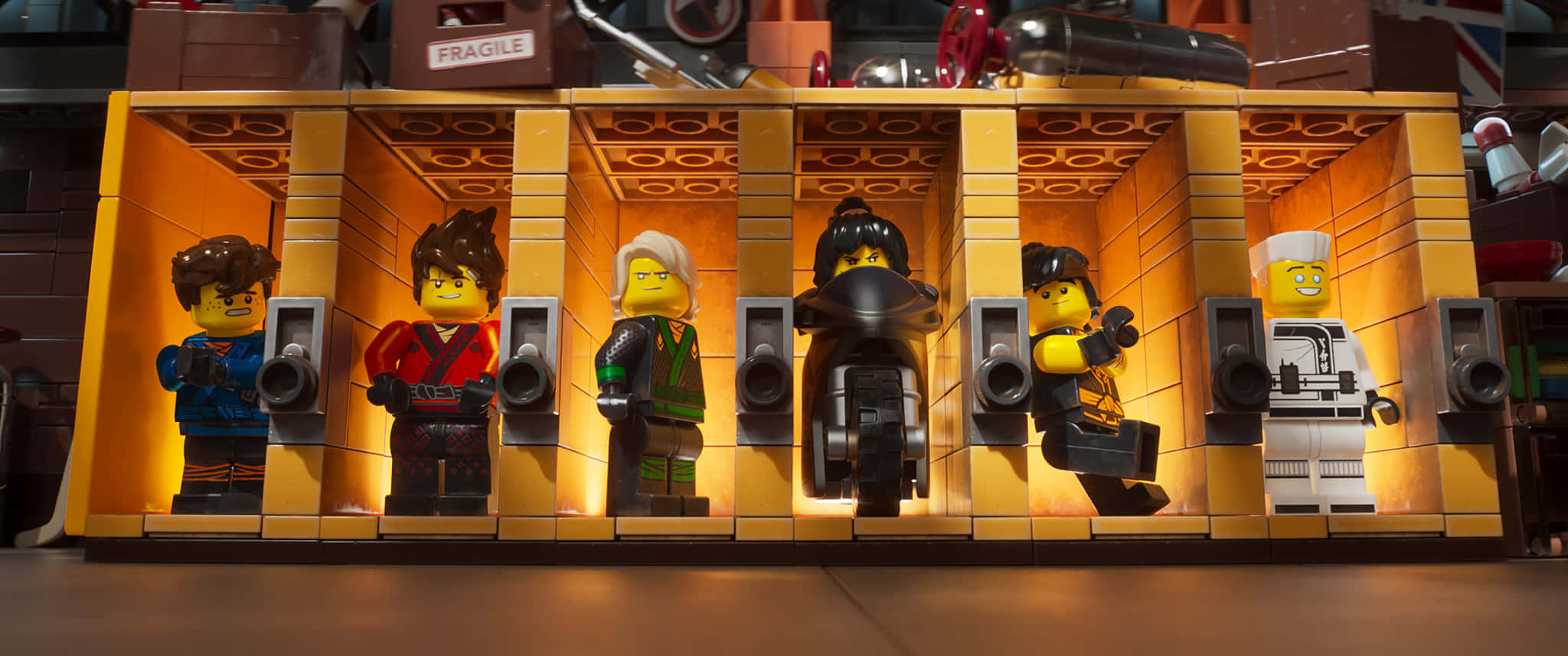 Animated 桌布 壁紙 — 五個LEGO忍者角色站在發光的金色儲物櫃中，處於詳細的立體模型場景中。