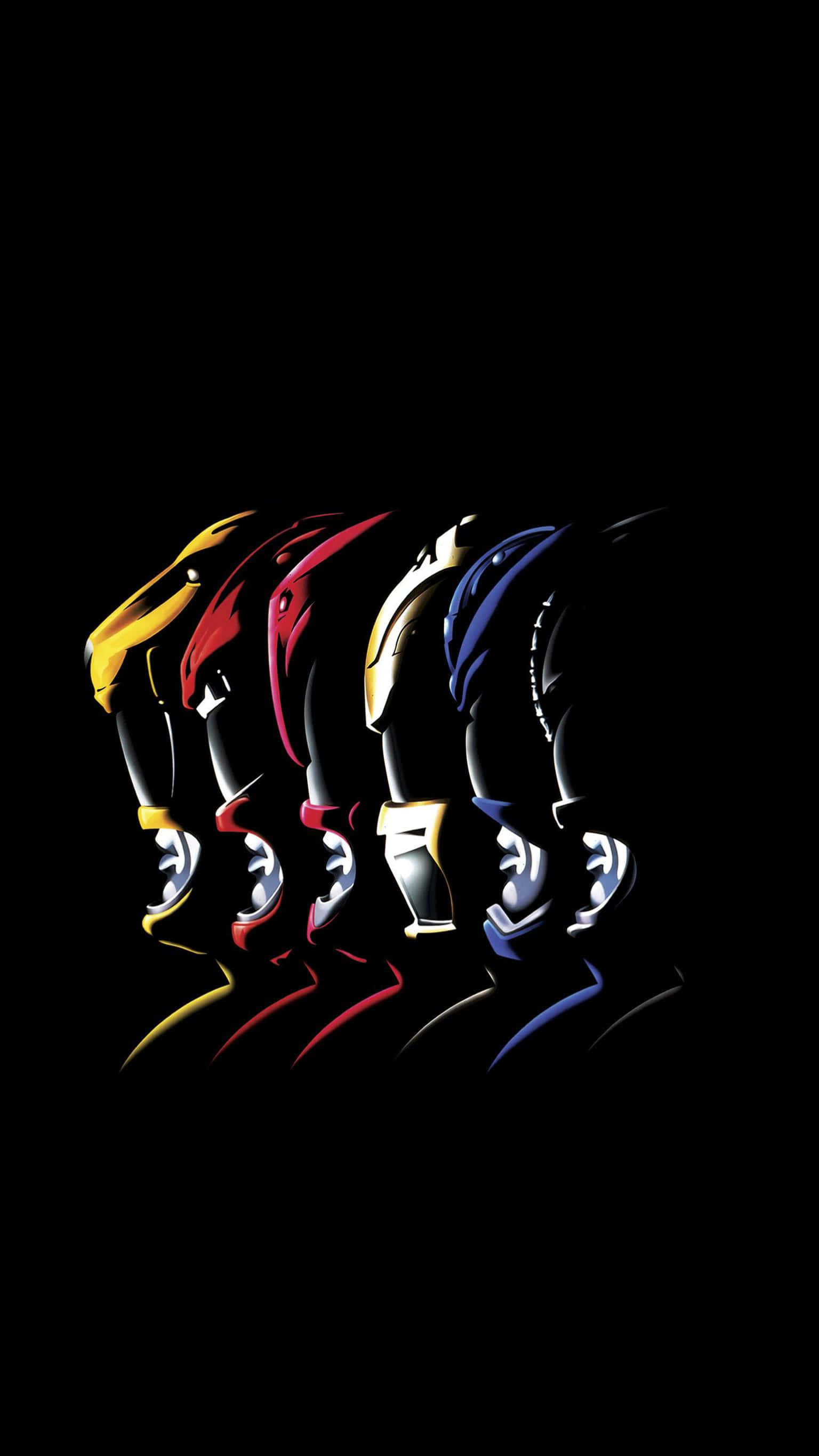 金剛戰士 桌布 壁紙 — 五個Power Rangers頭盔，分別為黃色、紅色、銀色、藍色和黑色，在黑暗背景中發光。