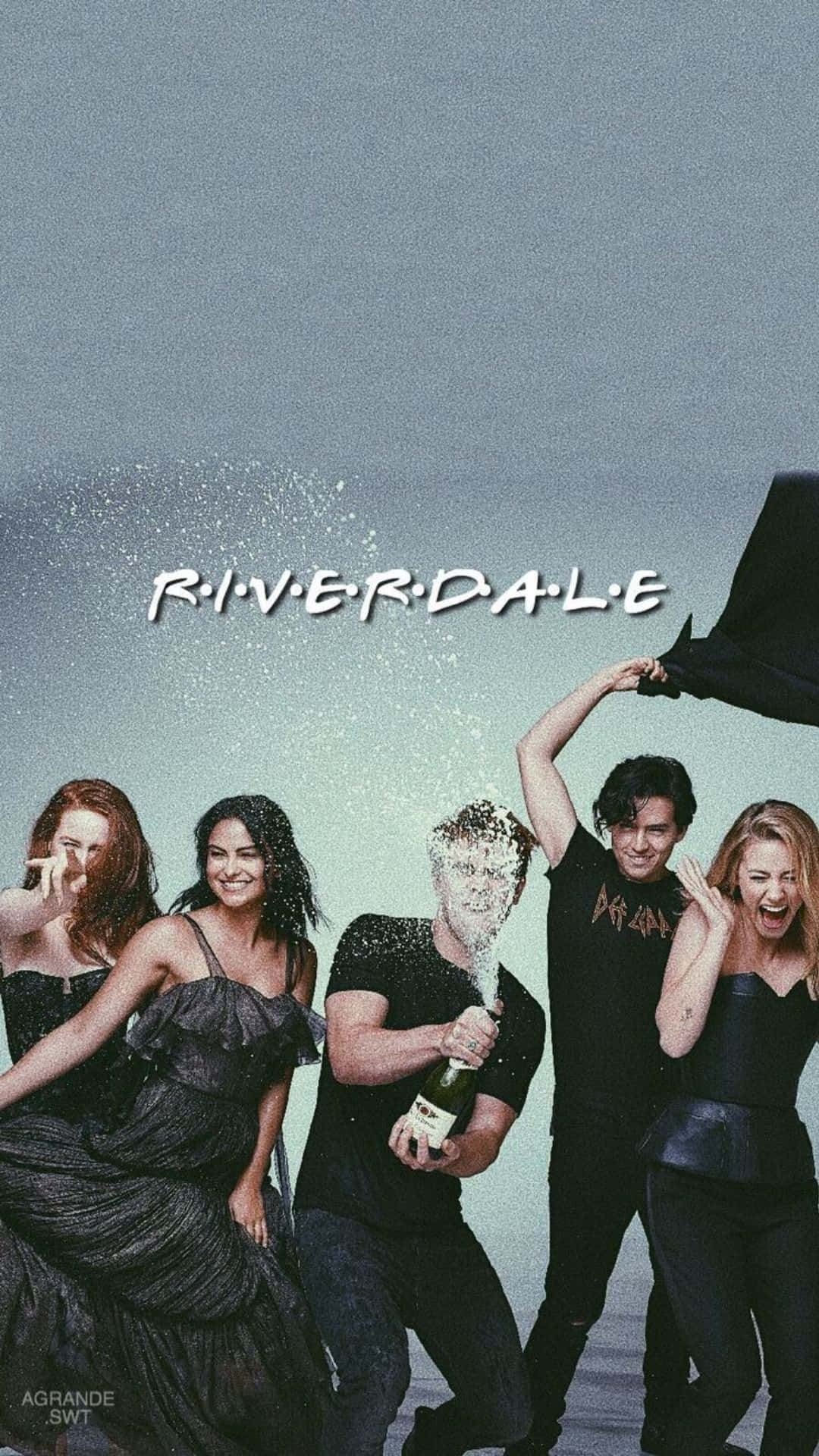 Riverdale 桌布 壁紙 — 五個Riverdale角色在灰色天空下用香檳噴霧慶祝，劇集標題浮在上方。