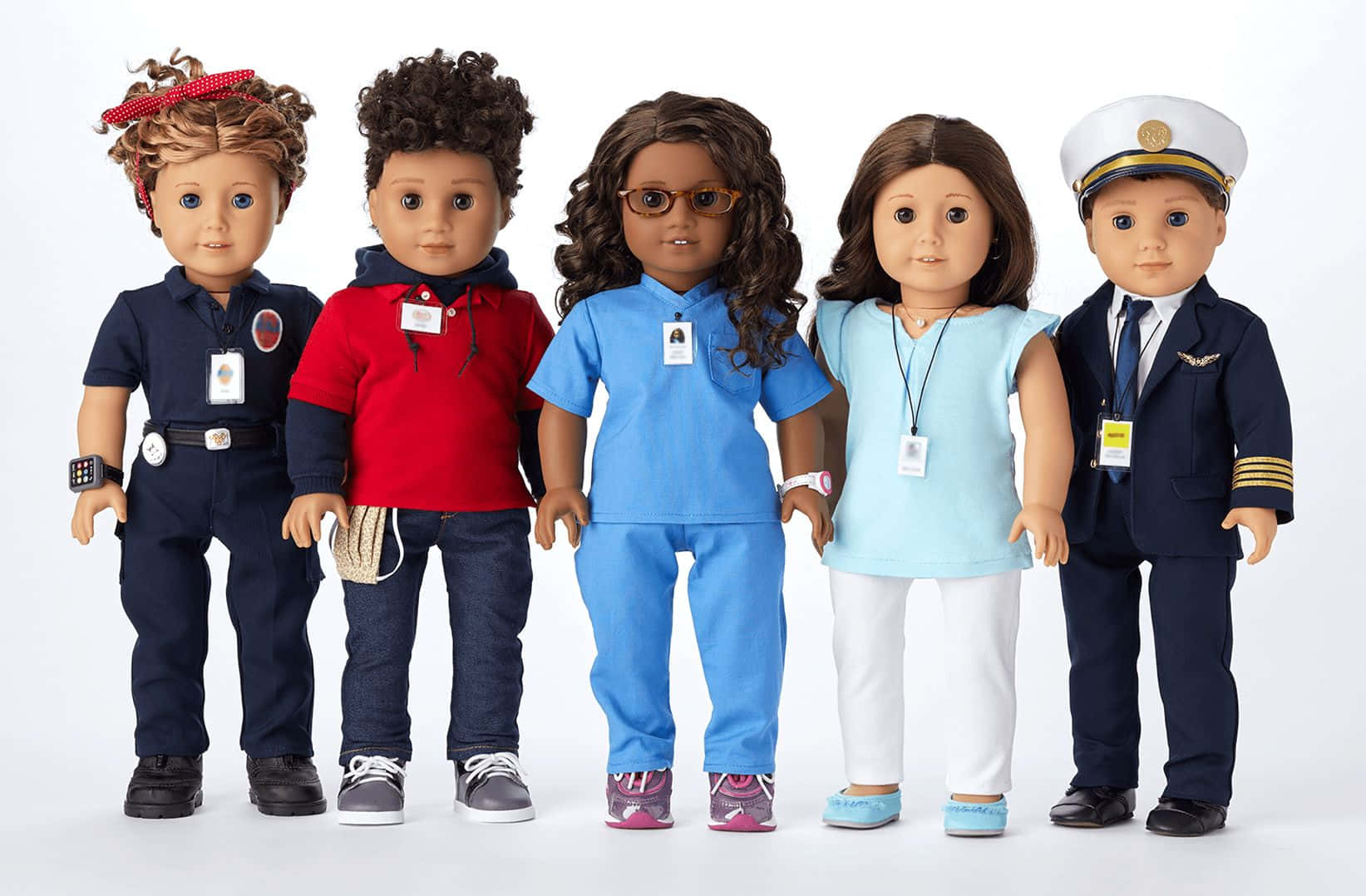 american girl 桌布 壁紙 — 五個不同的美國女孩娃娃排成一排，穿著詳細的職業服裝，包括警察、護士、飛行員和教師制服。