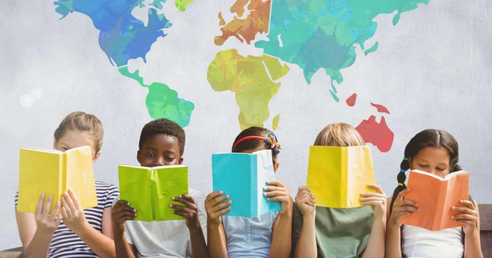Education 桌布 壁紙 — 五個不同背景的孩子坐在色彩繽紛的世界地圖壁畫前，用彩色書籍遮住臉龐。