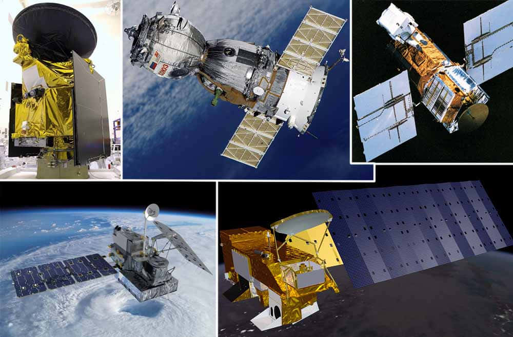 Space Satellite 桌布 壁紙 — 五個不同衛星的拼貼畫，包括在地球和太空中展開太陽能板的各種狀態。