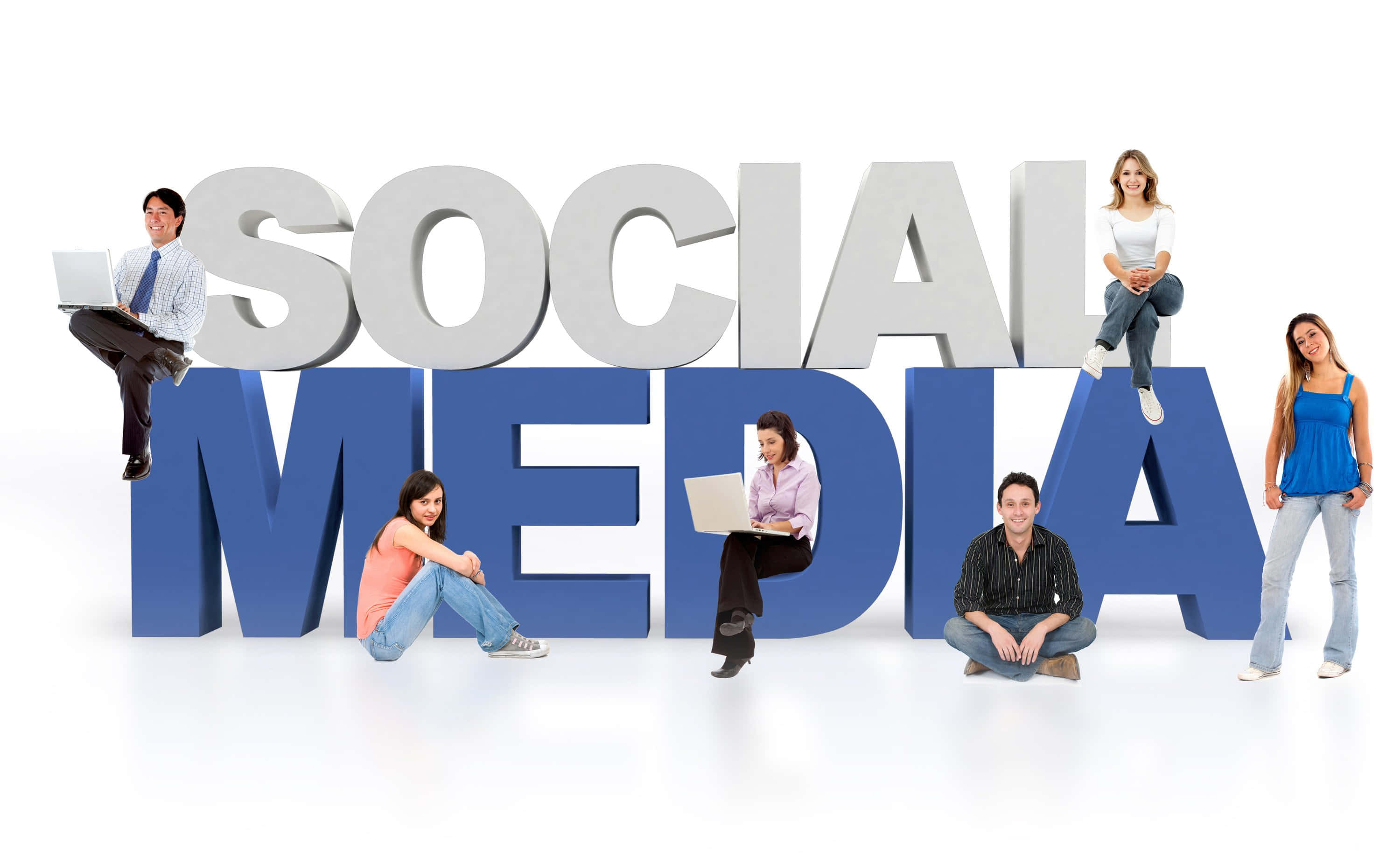 人物 桌布 壁紙 — 五個人隨意地坐在或站在拼出 'SOCIAL MEDIA' 的大型3D字母周圍，每人使用一部筆記型電腦，背景為純白色。