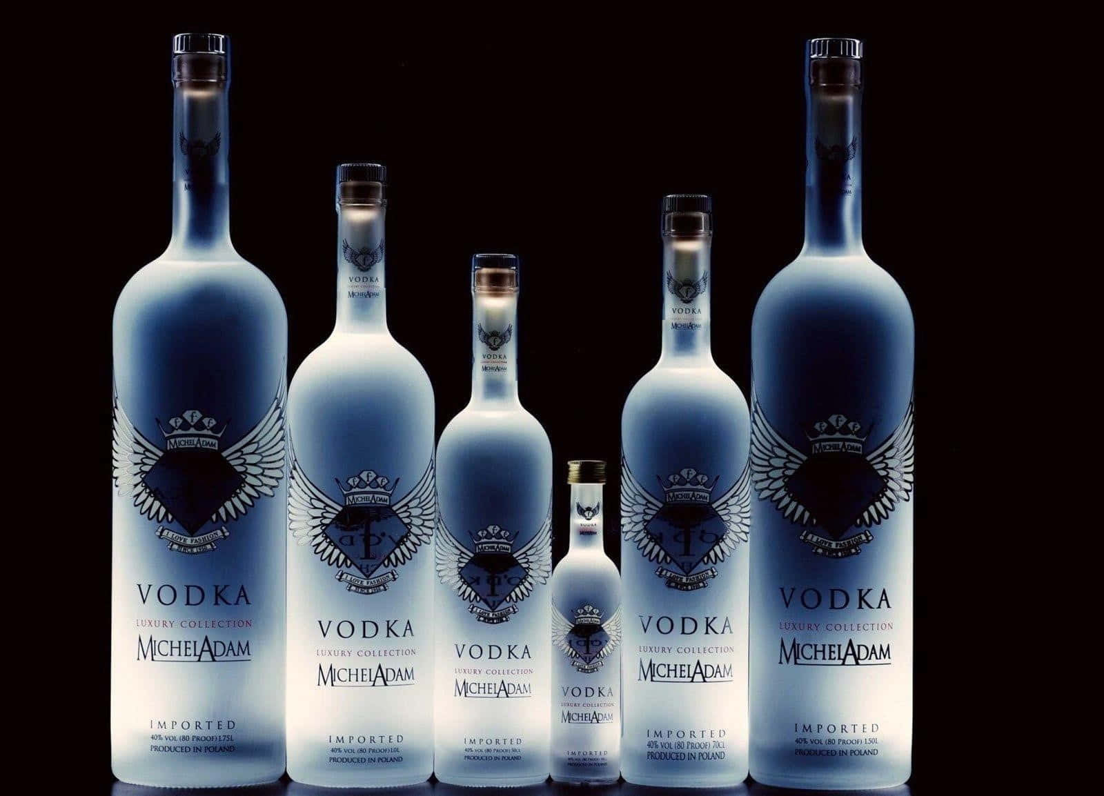 alcohol 桌布 壁紙 — 五個優雅的Michel Adam伏特加酒瓶，採用漸變藍色玻璃，在黑色背景前排列成一排。