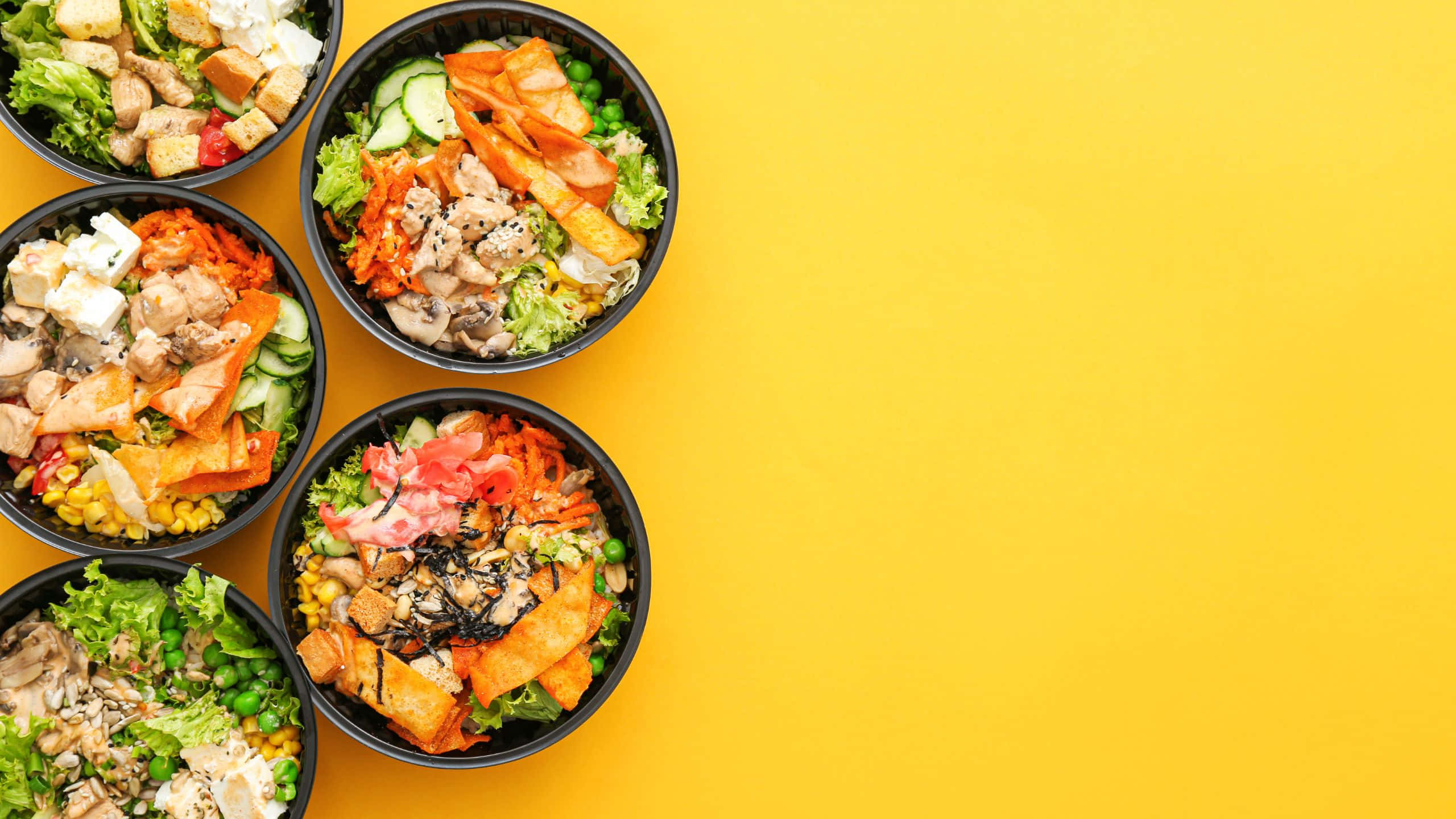 Delicious Food 桌布 壁紙 — 五個充滿活力的 poke 碗，裝滿色彩繽紛的食材，排列在明亮的黃色背景上。