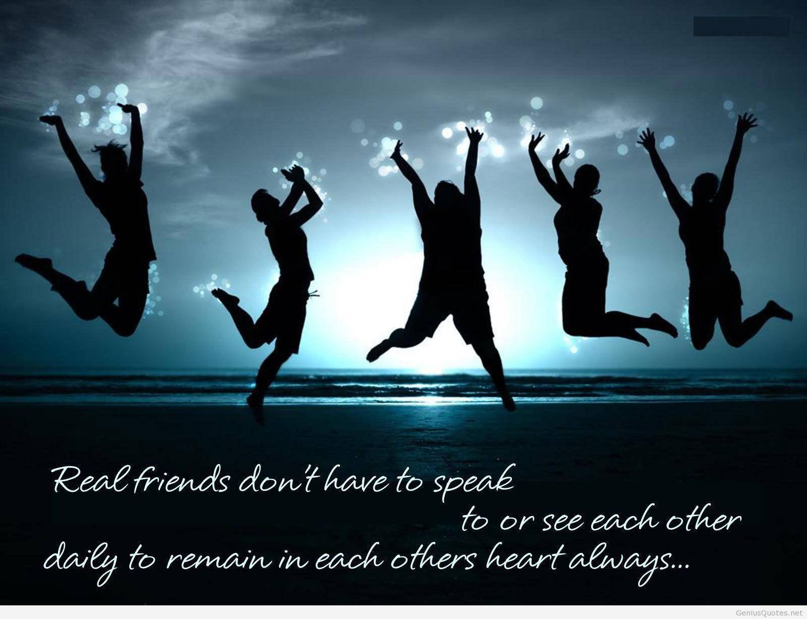 Best Friend Quotes 桌布 壁紙 — 五個剪影人物在黃昏的海灘上歡快地跳躍，身後拖曳著發光的散景燈光。