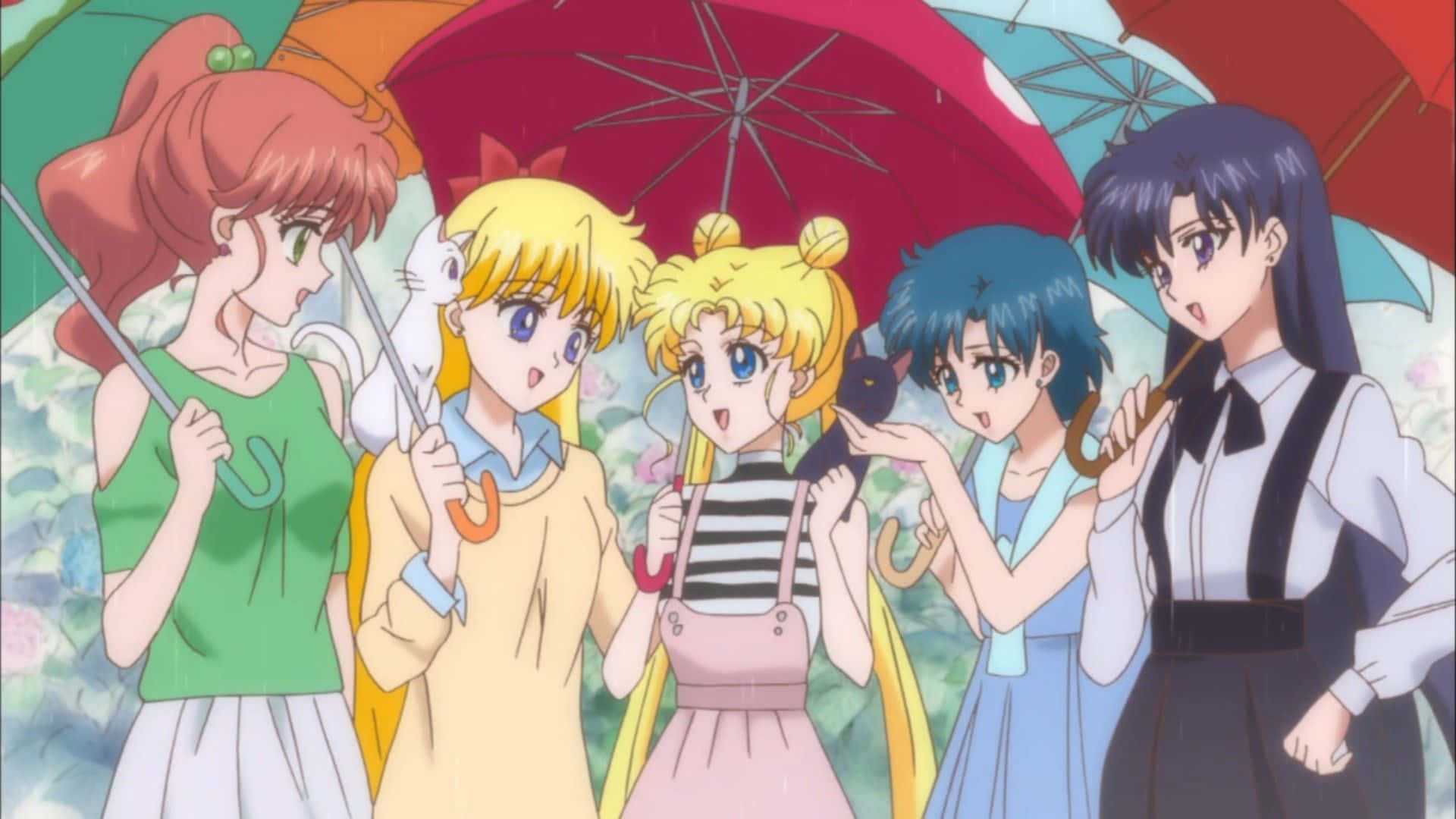 Aesthetic Sailor Moon 桌布 壁紙 — 五個動漫女孩拿著彩色雨傘，一起站在下雨的花園裡，每人拿著不同的雨傘，表情驚訝。