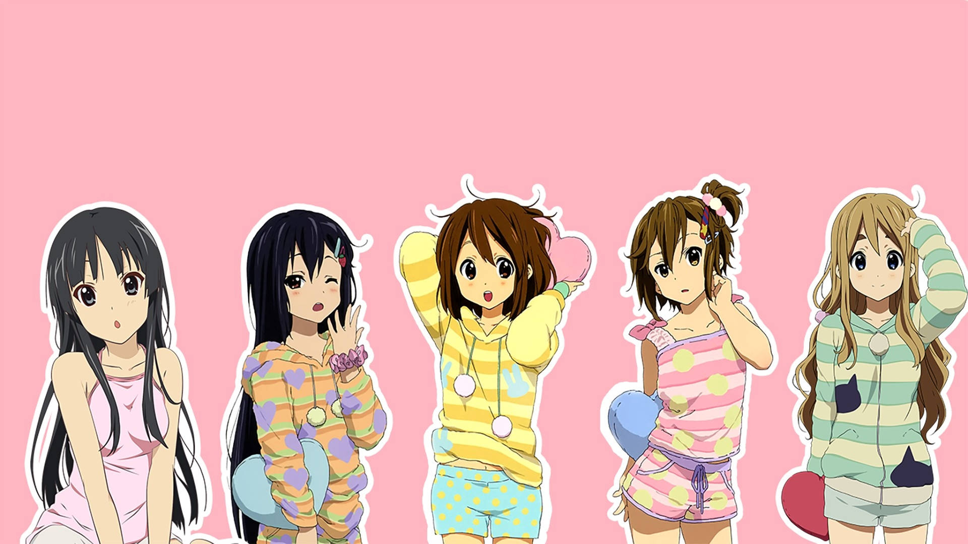 K-on 桌布 壁紙 — 五個動漫女孩穿著彩色睡衣，在純粉色背景前開心地擺姿勢。