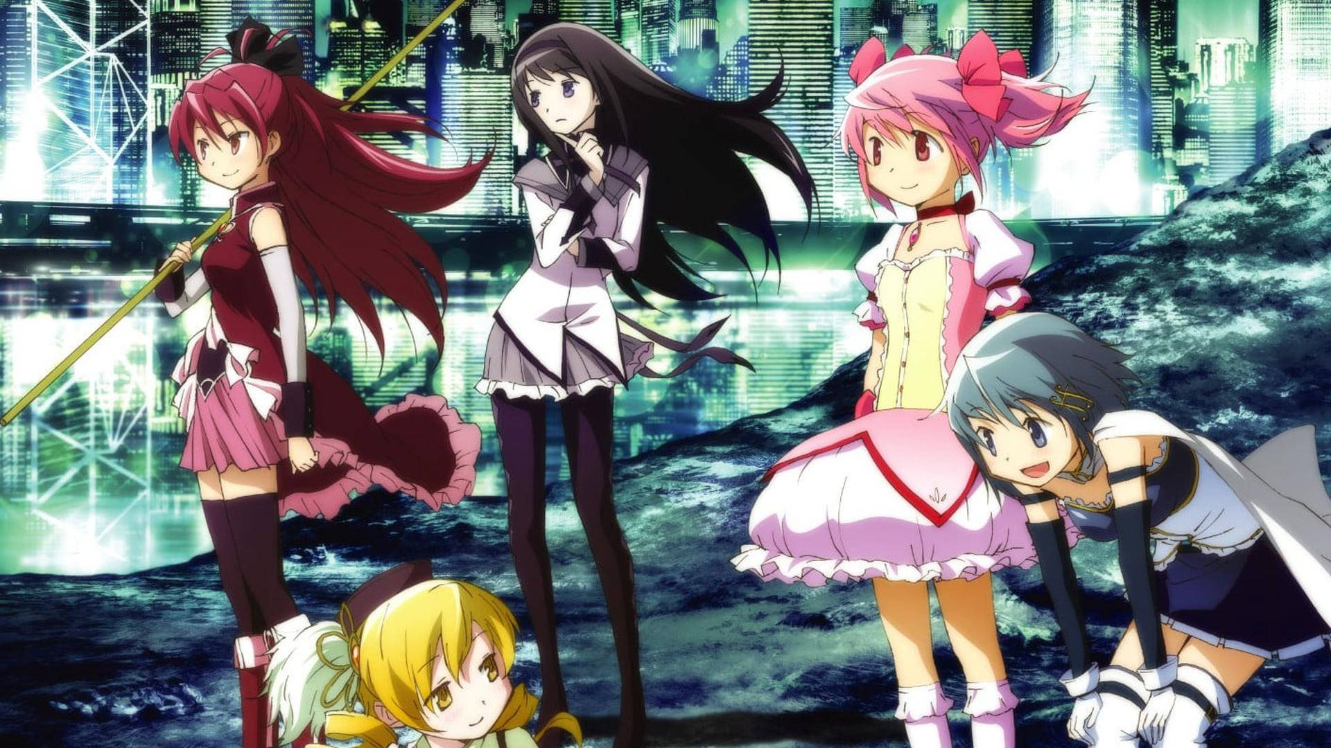 Madoka 桌布 壁紙 — 五個動漫女孩穿著色彩繽紛的服裝，在夜晚發光的未來城市天際線前自信地站立。