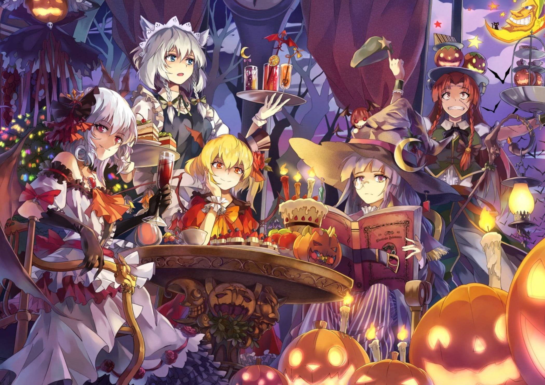 Cute Halloween Desktop 桌布 壁紙 — 五個動漫女孩穿著萬聖節服裝，圍著一張桌子，桌上擺著南瓜、蠟燭和零食，背景是星光閃爍的恐怖天空。