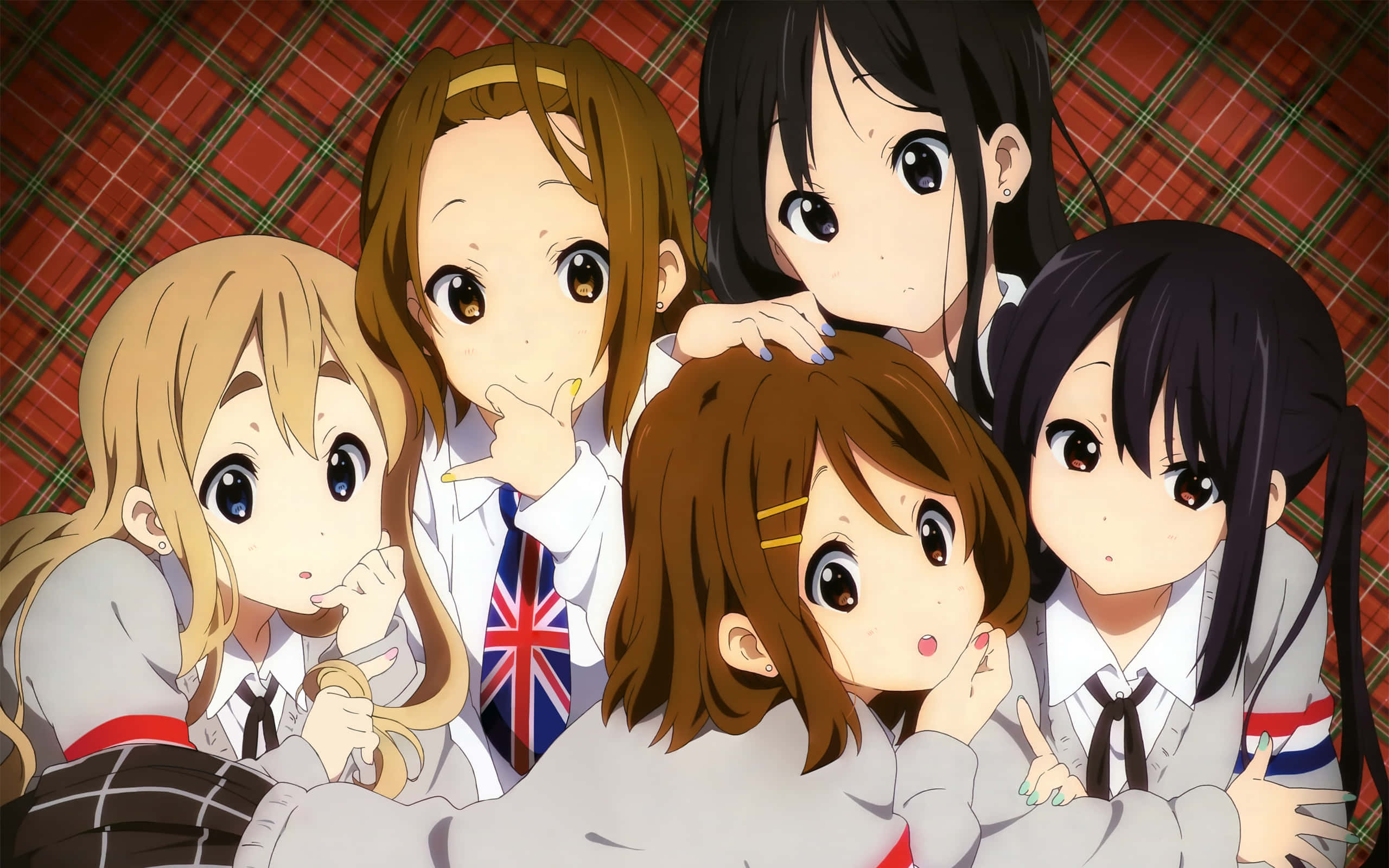 K-ON！輕音部 桌布 壁紙 — 五個動漫女學生穿著校服，在紅色格子背景前緊密地擺出好奇的表情。