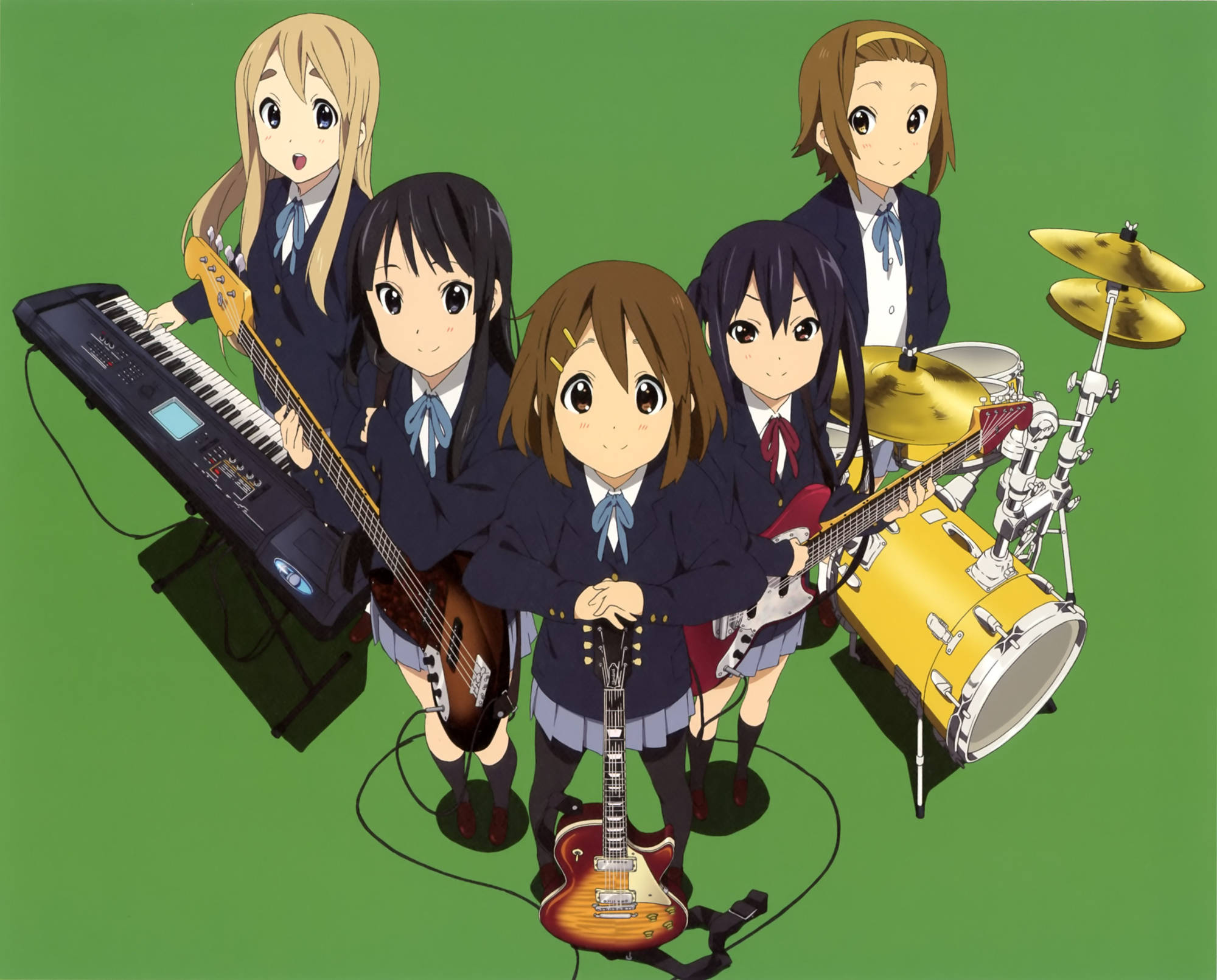 K-on 桌布 壁紙 — 五個動漫女學生穿著校服，在純綠色背景前拿著樂器擺姿勢。