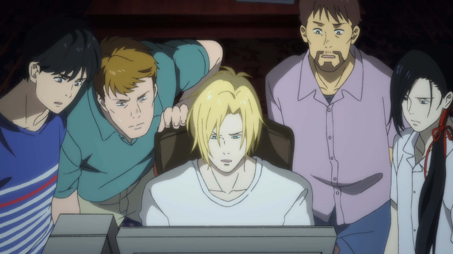 Banana Fish 桌布 壁紙 — 五個動漫角色在昏暗的房間裡圍著電腦螢幕聚精會神。