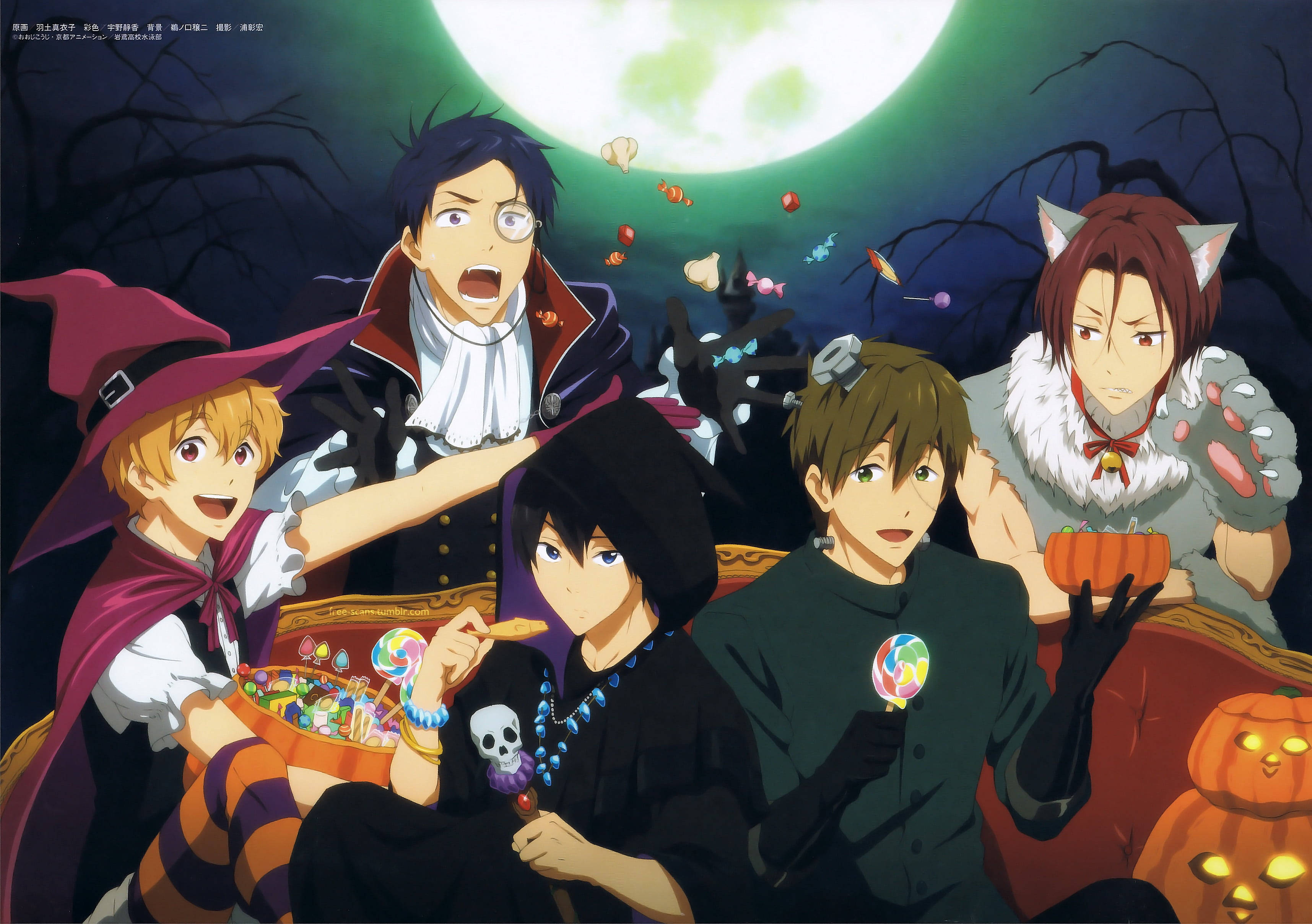 Cute Halloween Desktop 桌布 壁紙 — 五個動漫角色穿著萬聖節服裝，聚集在一個被糖果和南瓜環繞的發光綠色月亮下。