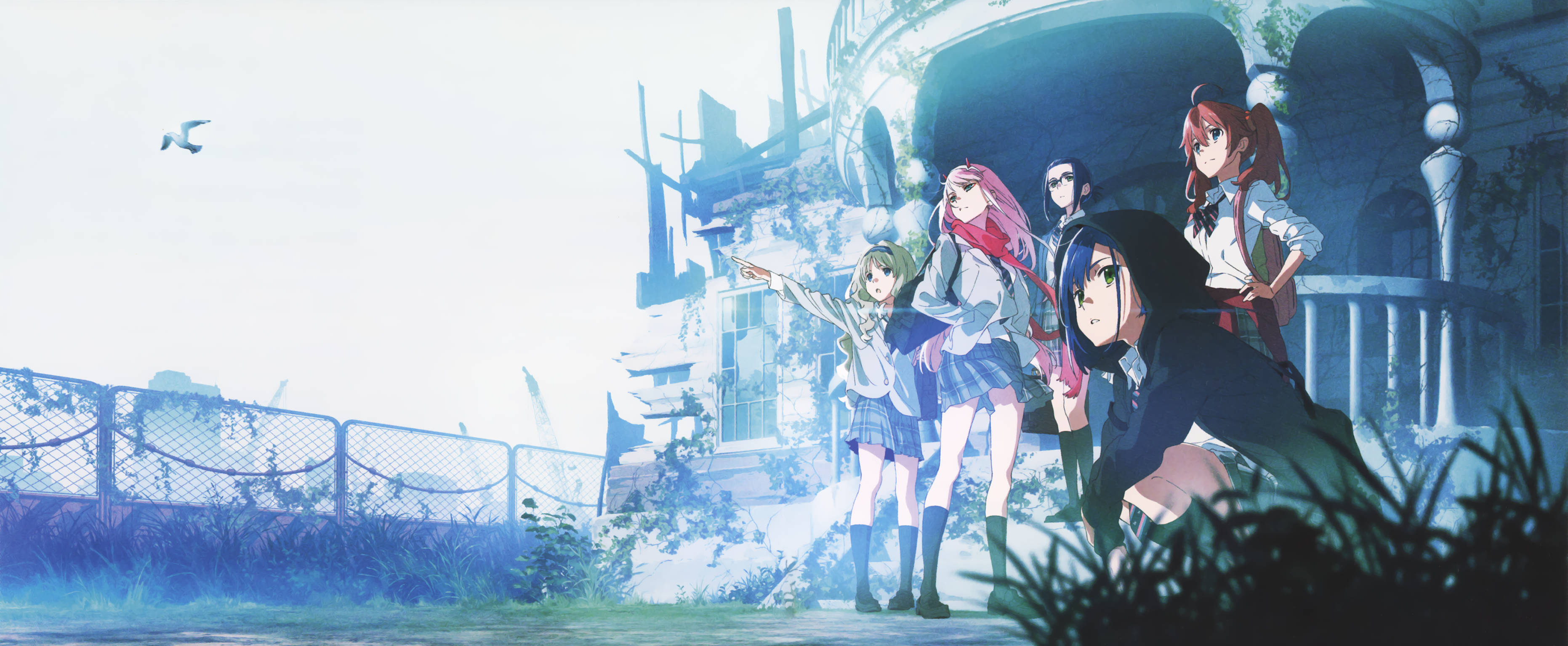 DARLING in the FRANXX 桌布 壁紙 — 五個動畫女孩穿著校服，站在一棟破舊建築附近，天空明亮，頭頂有一隻鳥飛過。
