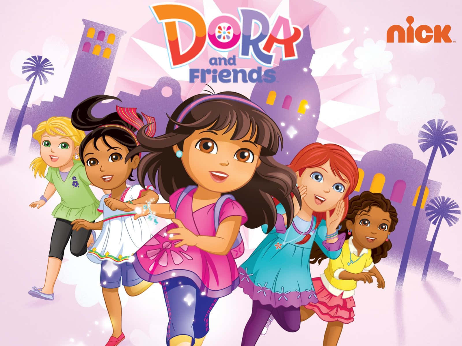 Dora 桌布 壁紙 — 五個動畫女孩穿著色彩繽紛的服裝，在閃爍的天空下，歡快地跑過一個奇幻的紫色城市景觀。