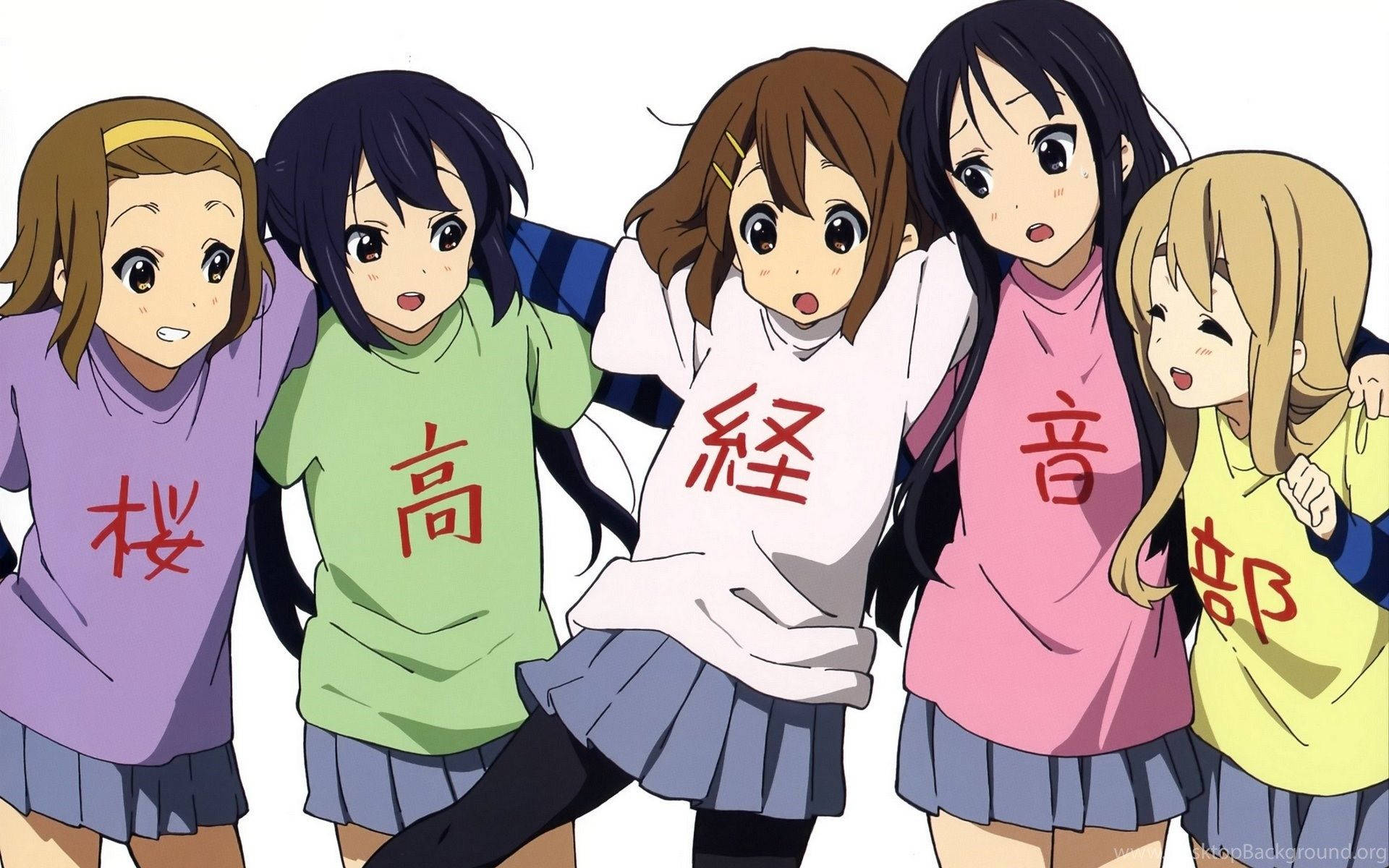 可愛動漫 桌布 壁紙 — 五個動畫女孩穿著色彩繽紛的社團襯衫，在純白色背景前擠在一起，露出驚訝的表情。
