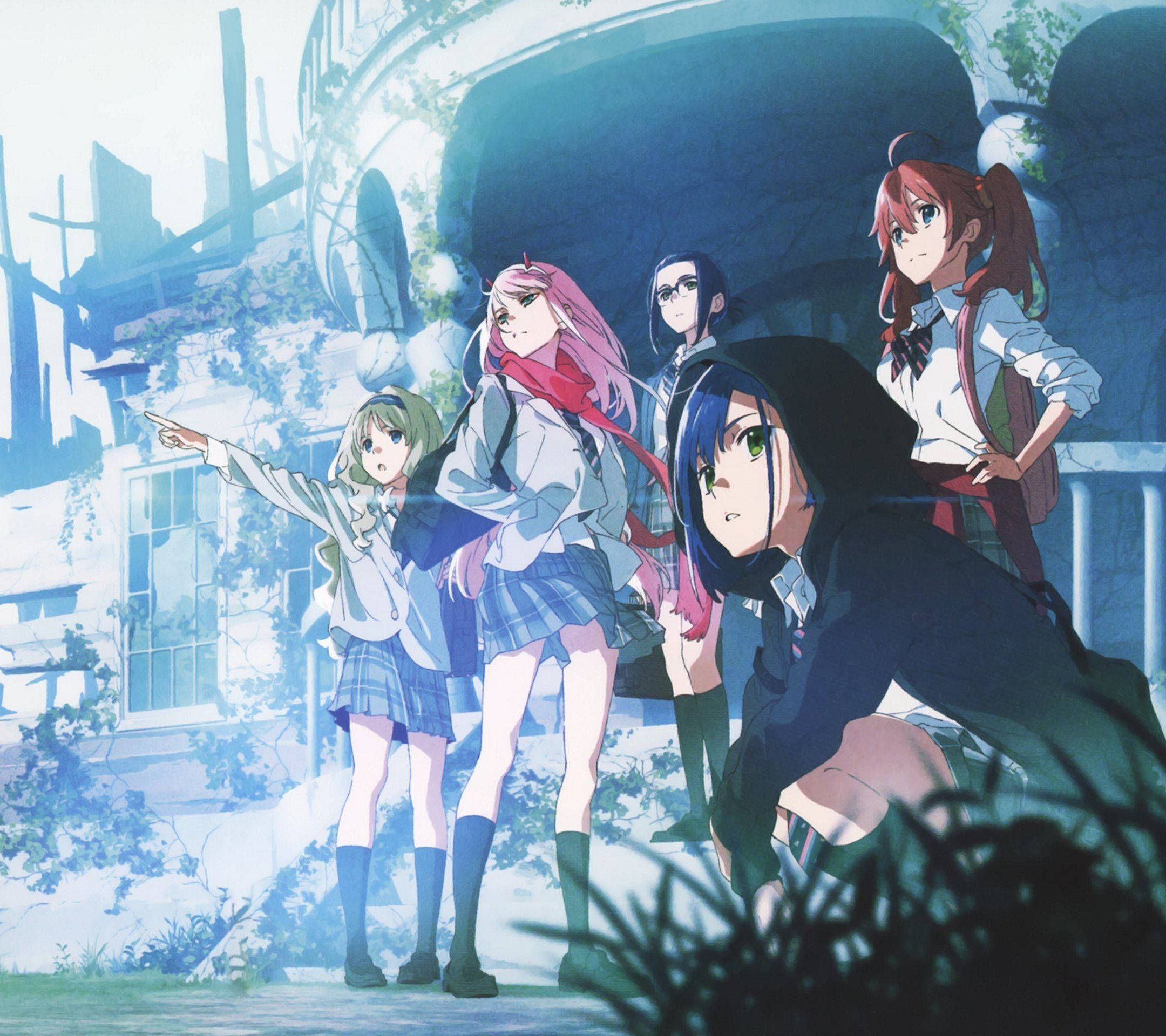 DARLING in the FRANXX 桌布 壁紙 — 五個動畫女學生穿著校服，站在藤蔓覆蓋的廢墟中，藍天白雲，藤蔓爬滿破舊建築。
