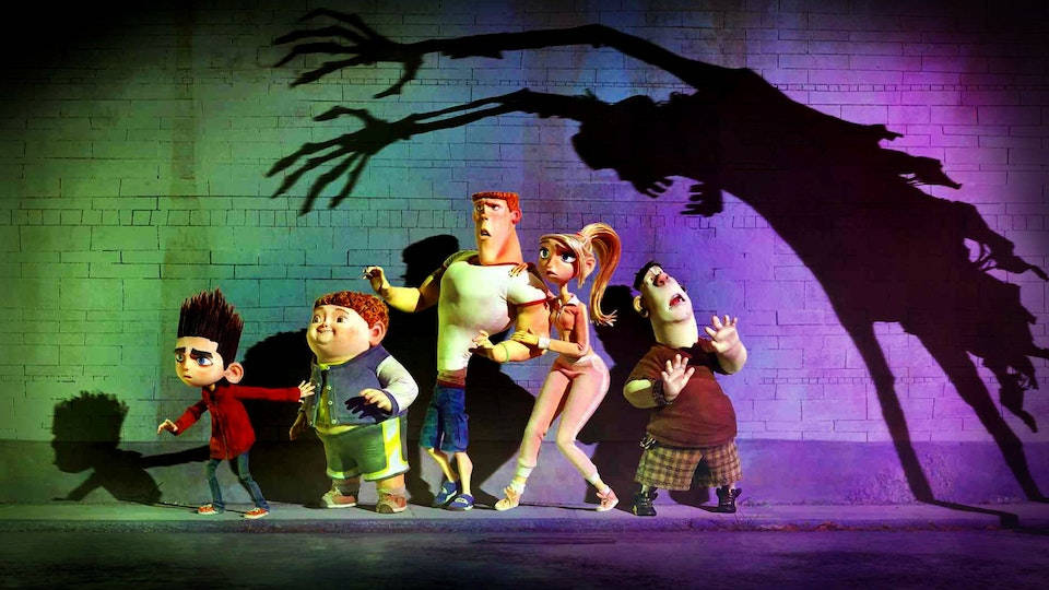 Animated 桌布 壁紙 — 五個動畫小孩驚恐逃跑，身後磚牆上一個巨大陰影籠罩著他們。