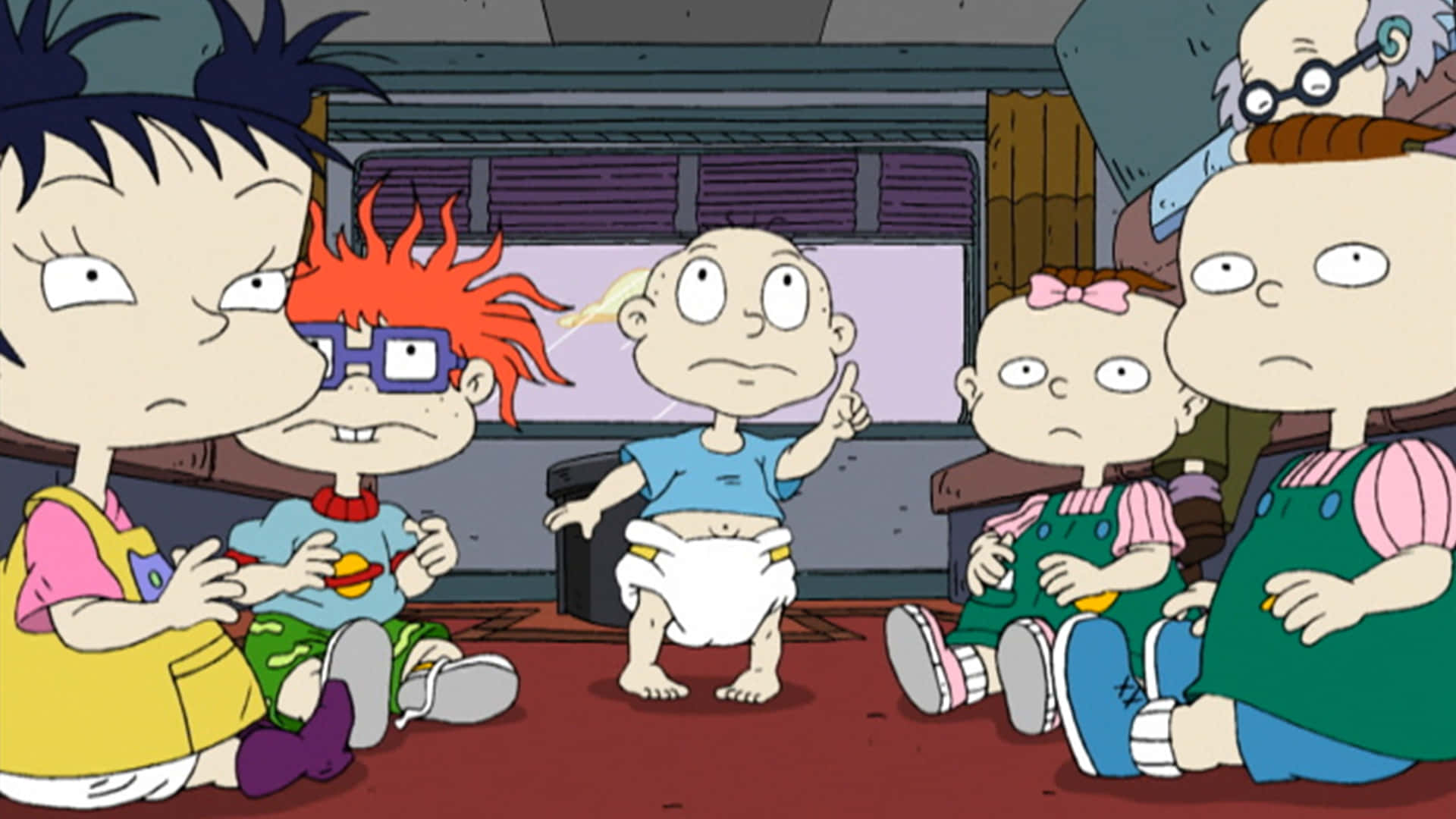 Rugrats Characters 桌布 壁紙 — 五個動畫幼兒，各有不同的髮型和服裝，坐在雜亂房間的紅色地板上。