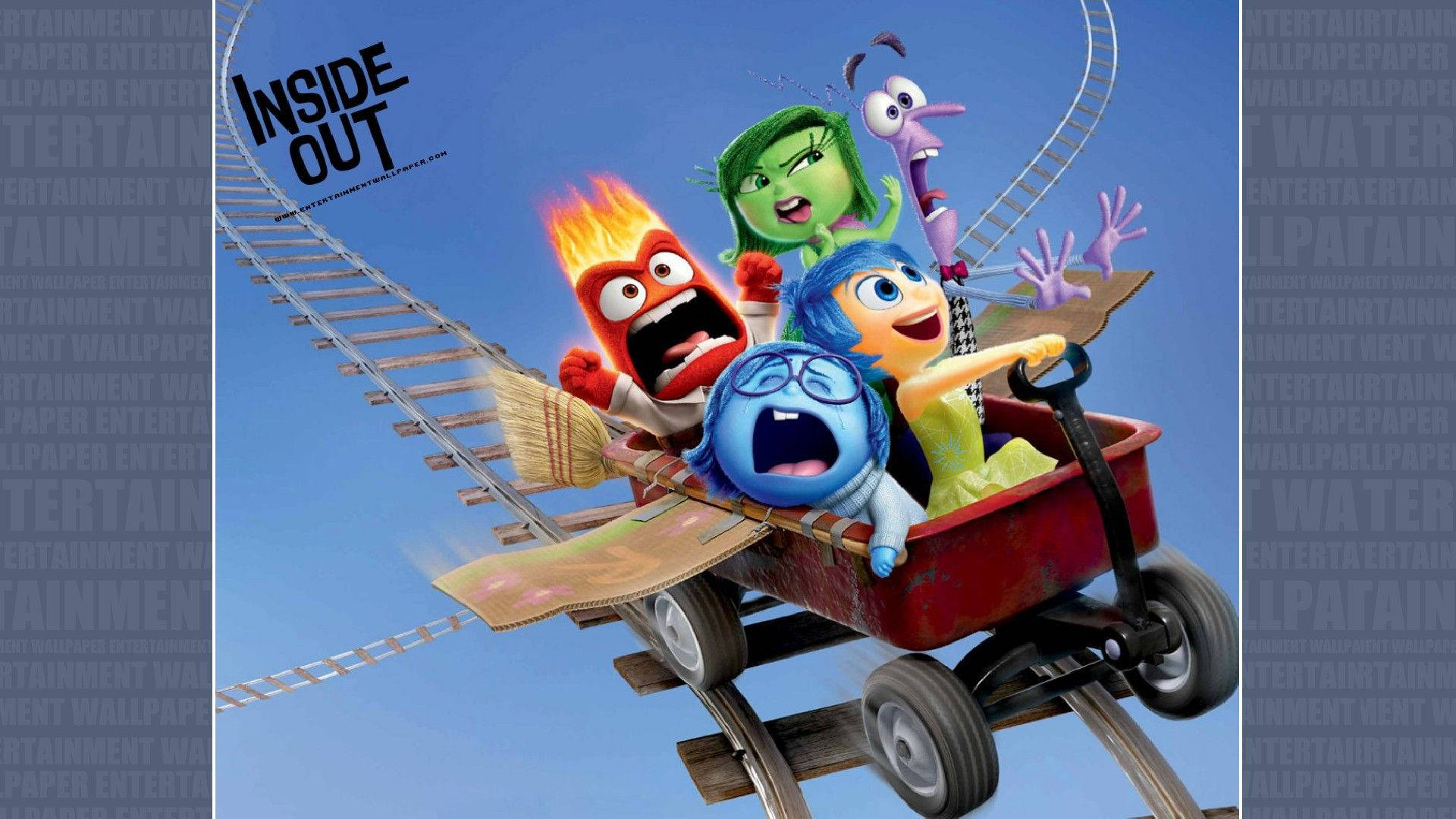 Inside Out 桌布 壁紙 — 五個動畫情緒角色乘坐雲霄飛車，在晴朗的藍天下，呈現出充滿活力的迪士尼·皮克斯場景。