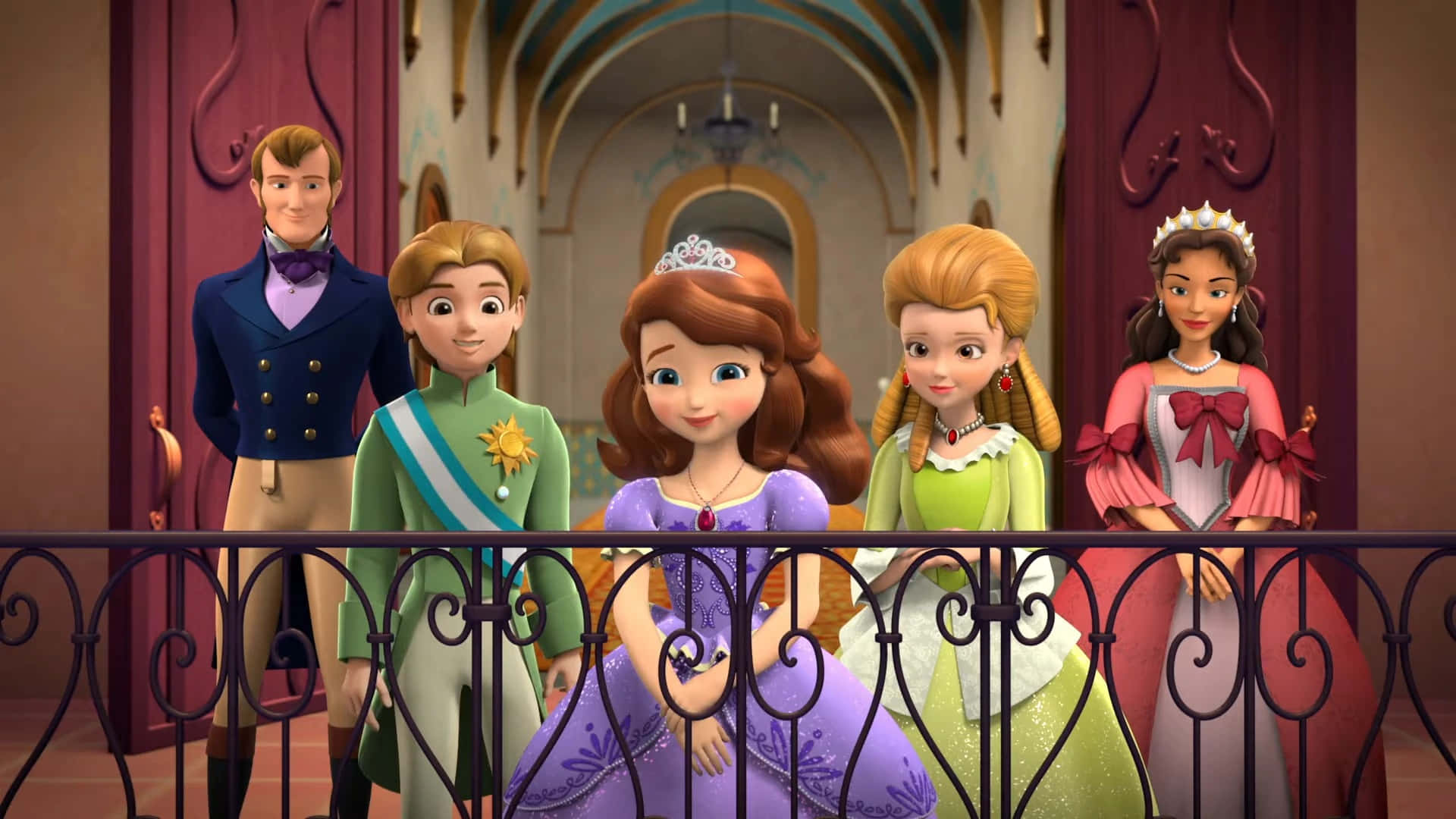 Sofia The First 桌布 壁紙 — 五個動畫皇室角色穿著色彩繽紛的禮服和西裝，站在宏偉宮殿走廊的陽台上。