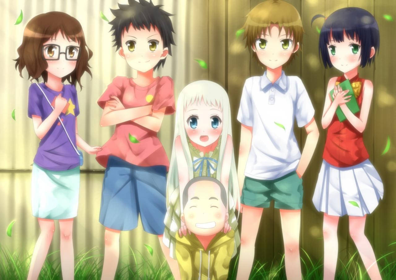 Anohana 桌布 壁紙 — 五個動畫青少年站在陽光明媚的草地上，落葉飄飄，一個女孩頑皮地抱著一個男孩的頭。