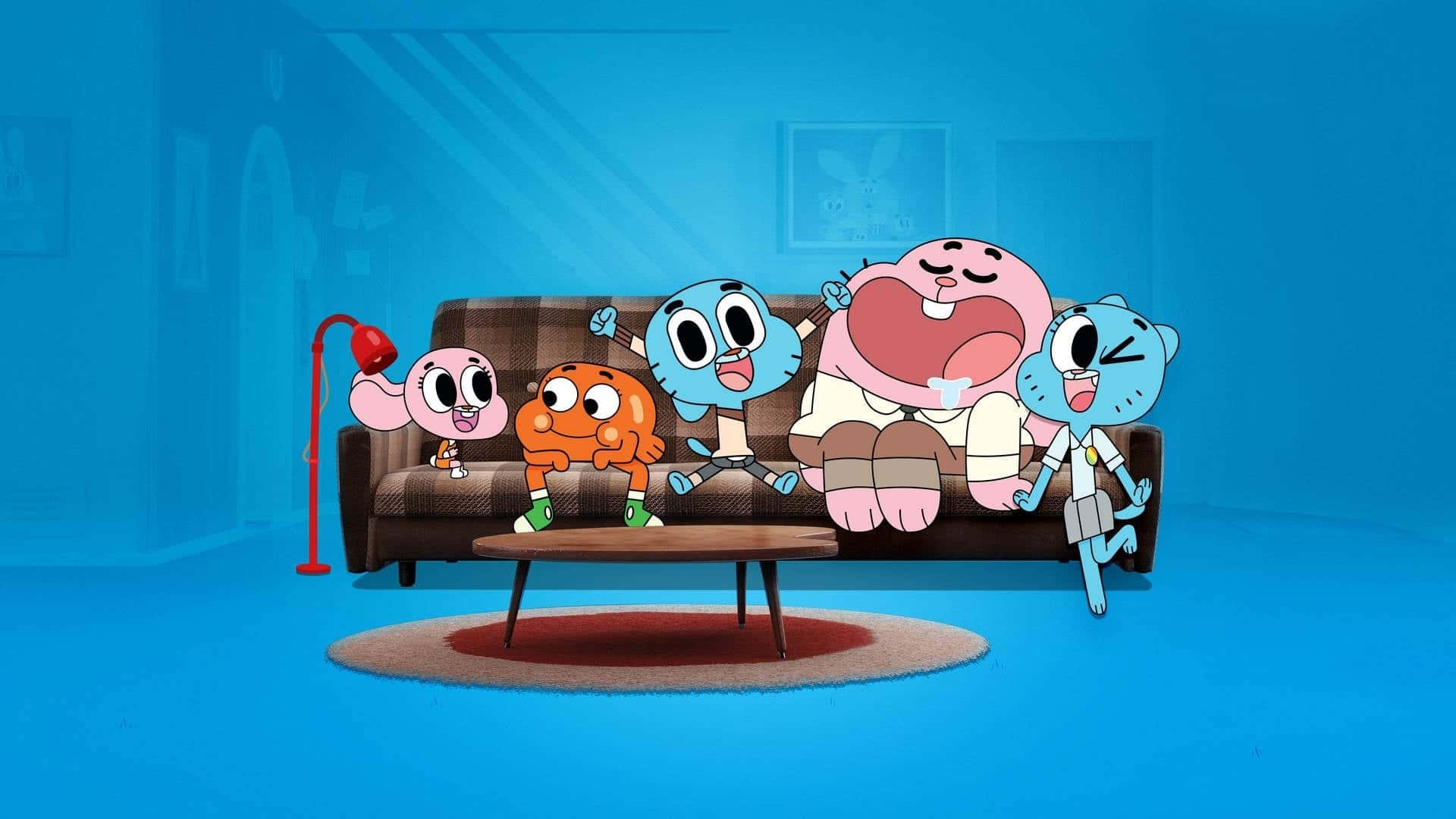 the amazing world of gumball 桌布 壁紙 — 五個卡通人物愉快地聚集在一個簡約藍色客廳的格子沙發上，客廳裡有一盞紅色燈和咖啡桌。