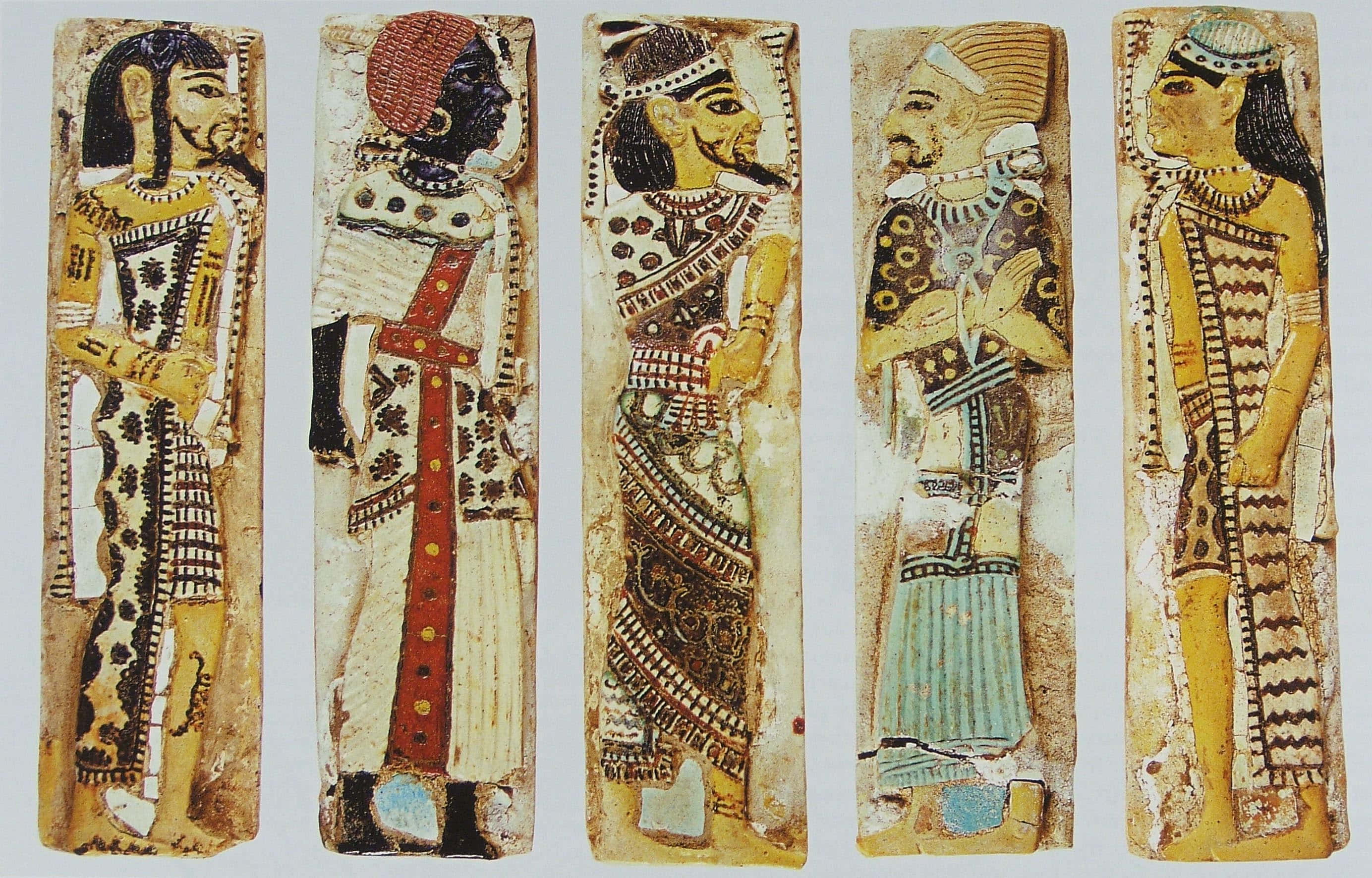 egyptian 桌布 壁紙 — 五個古埃及雕刻人物，身著鮮豔的象形文字服飾，側面站立在風化的石頭背景前。