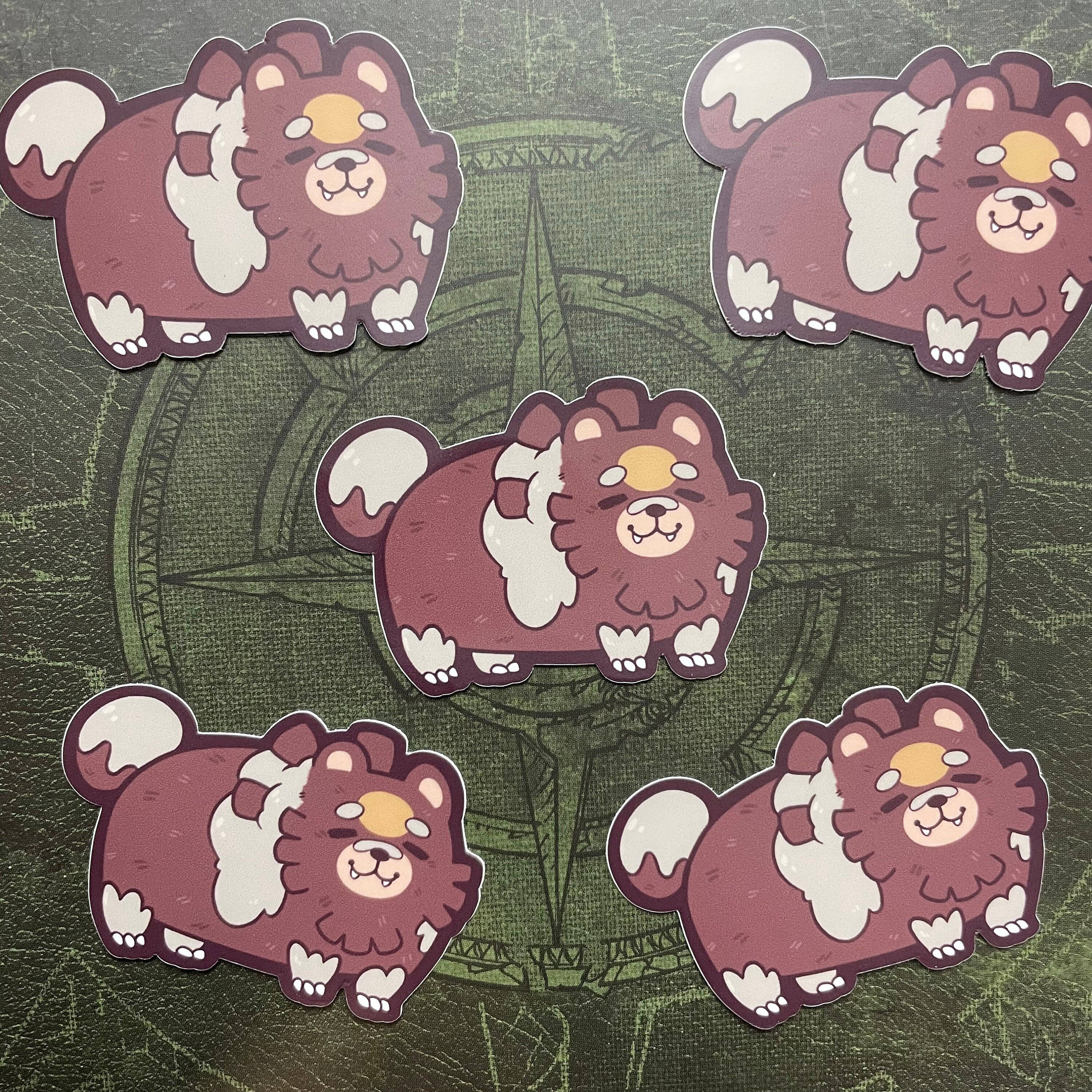 寶可夢 桌布 壁紙 — 五個可愛卡通鬆獅犬貼紙，棕色和白色毛髮，排列在綠色指南針玫瑰背景上。