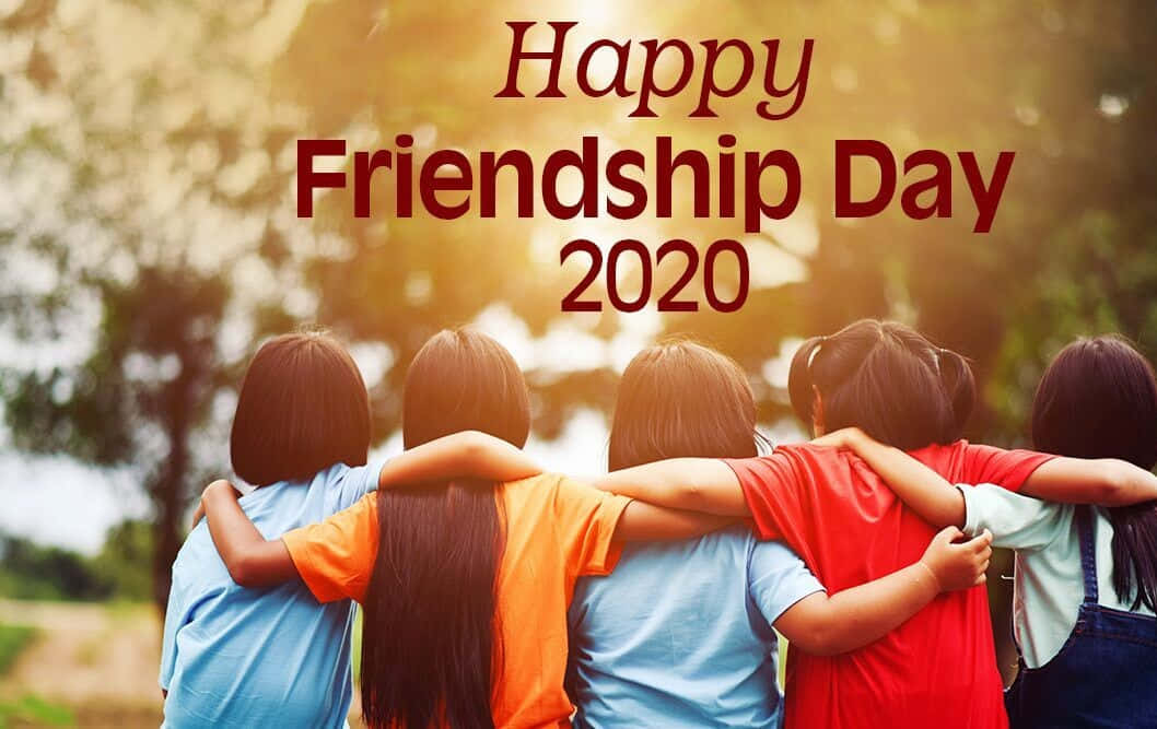 Friendship Day 桌布 壁紙 — 五個孩子手挽手，背對鏡頭，站在溫暖的金色陽光下，帶有「Happy Friendship Day 2020」文字。