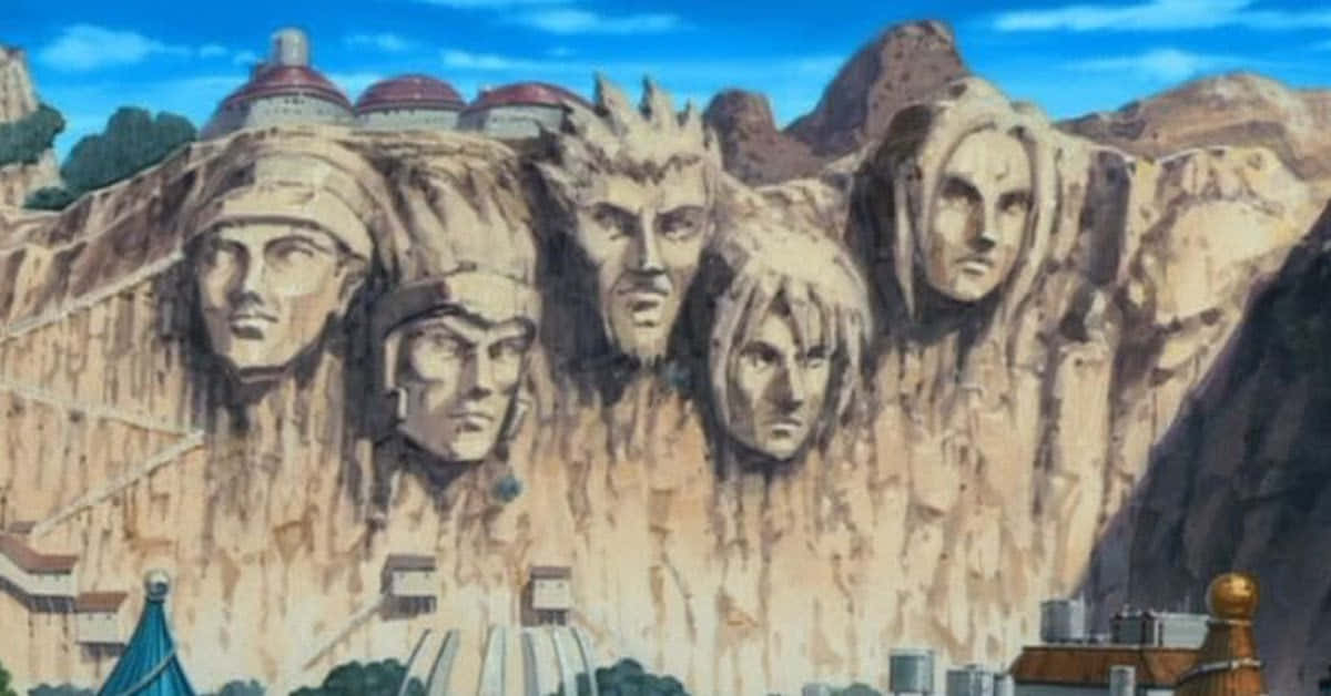 Naruto Village 桌布 壁紙 — 五個巨大雕刻面孔在岩石懸崖上俯瞰著一個擁有紅色屋頂建築的村莊，天空湛藍明亮。