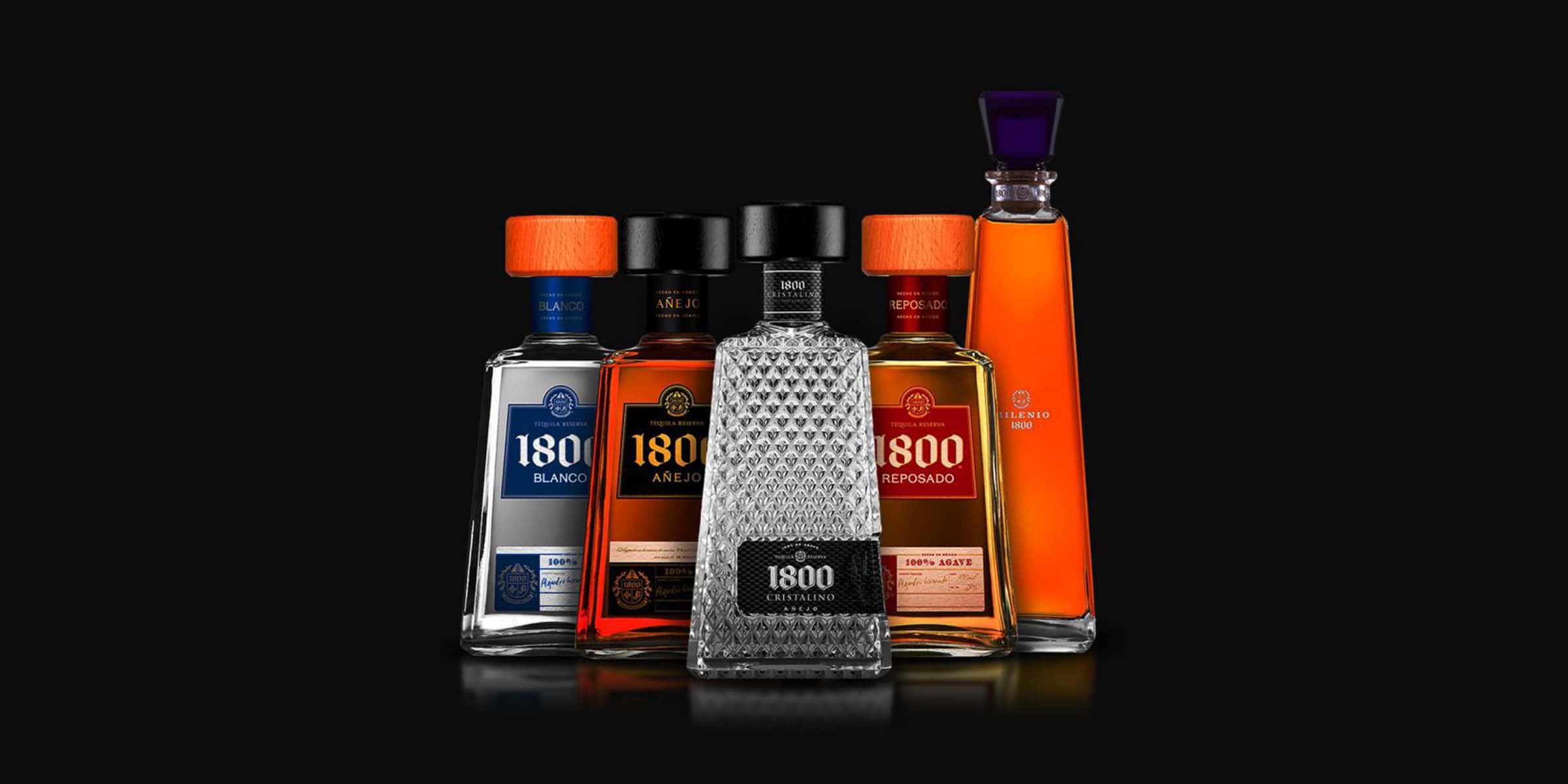 alcohol 桌布 壁紙 — 五個帶有不同標籤和瓶蓋的1800龍舌蘭酒瓶，在帶有反射表面的黑色背景前一字排開。