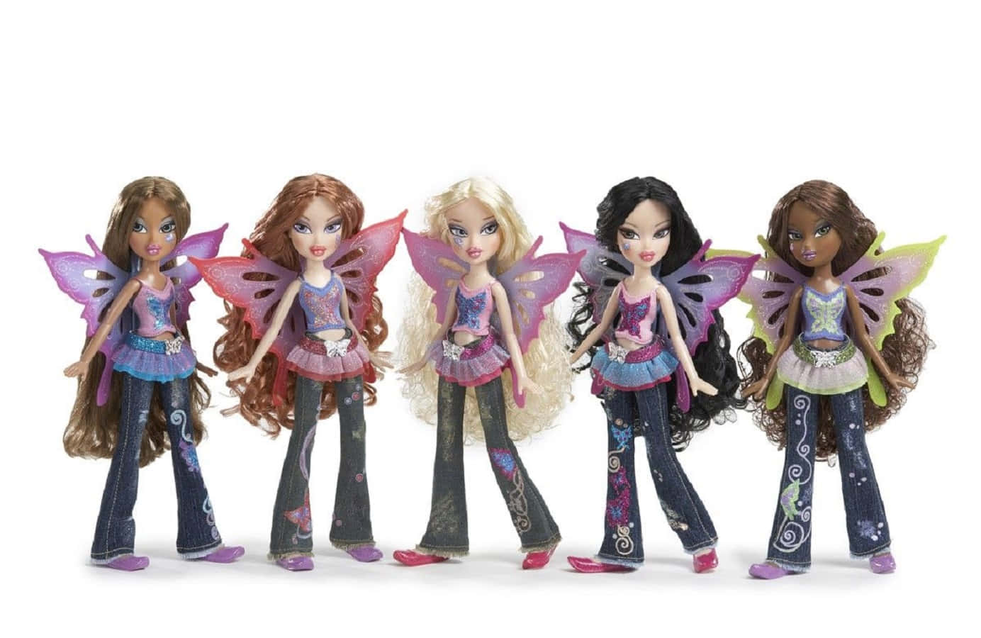 Bratz 桌布 壁紙 — 五個帶有彩色翅膀和牛仔服飾的 Bratz 娃娃仙子，在純白色背景前站成一排。