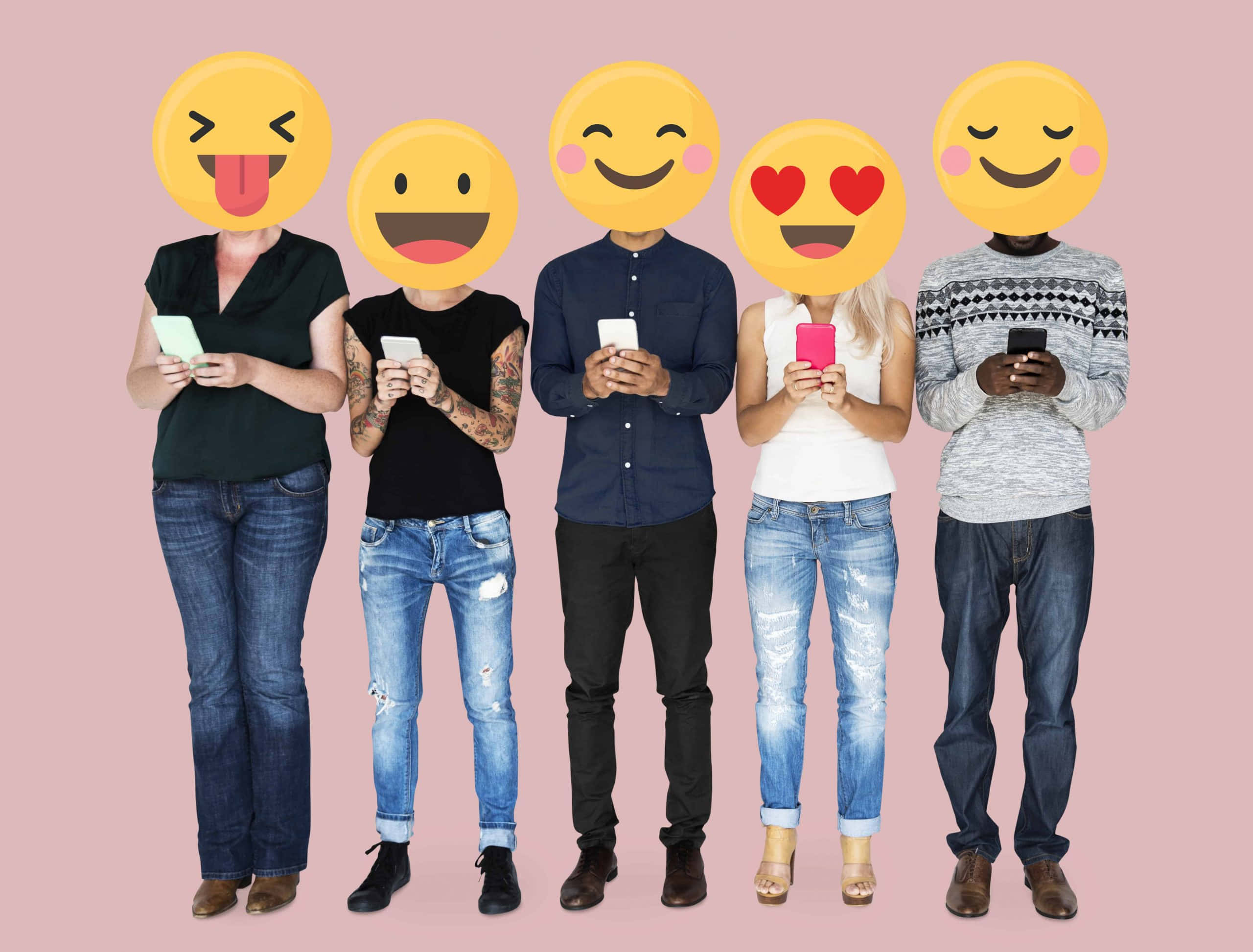 Group Chat 桌布 壁紙 — 五個帶有表情符號面孔的人站成一排，手持智慧型手機，背景為柔和粉紅色。