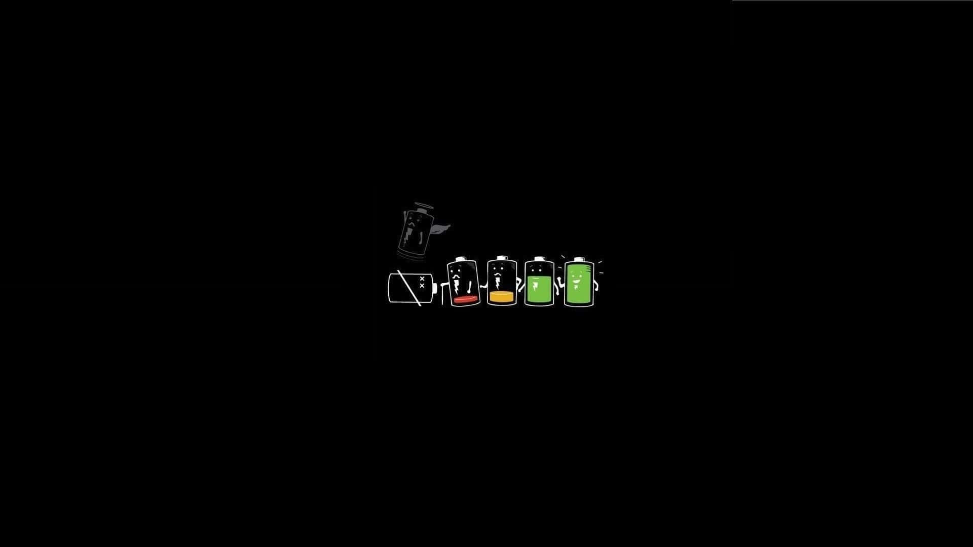 battery 桌布 壁紙 — 五個帶有面孔的卡通電池在黑色背景上顯示從沒電到滿電的遞減電量水平。