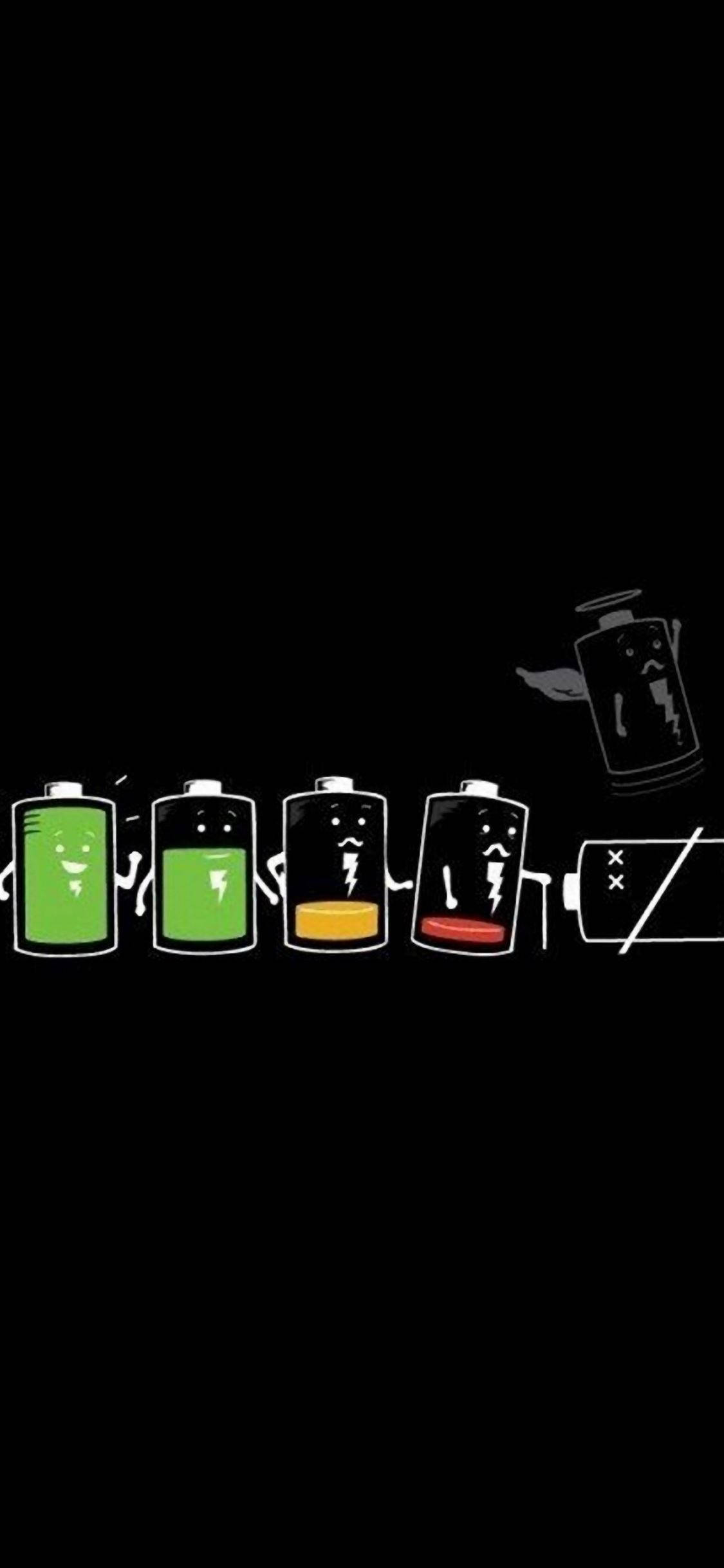 black apple iPhone 桌布 壁紙 — 五個帶有面孔的卡通電池在黑色背景上顯示從充滿綠色到完全耗盡黑色的電量下降情況。