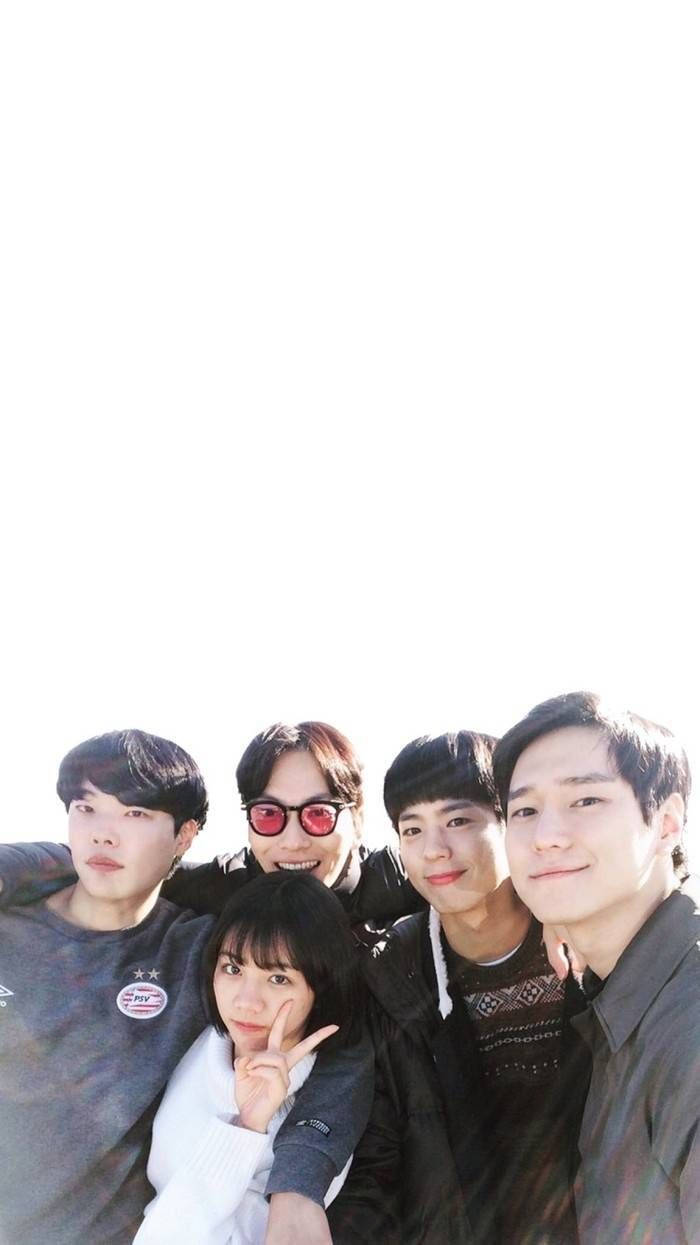 Reply 1988 桌布 壁紙 — 五個年輕人在明亮的陽光下，以白色背景在戶外緊密地擺姿勢。