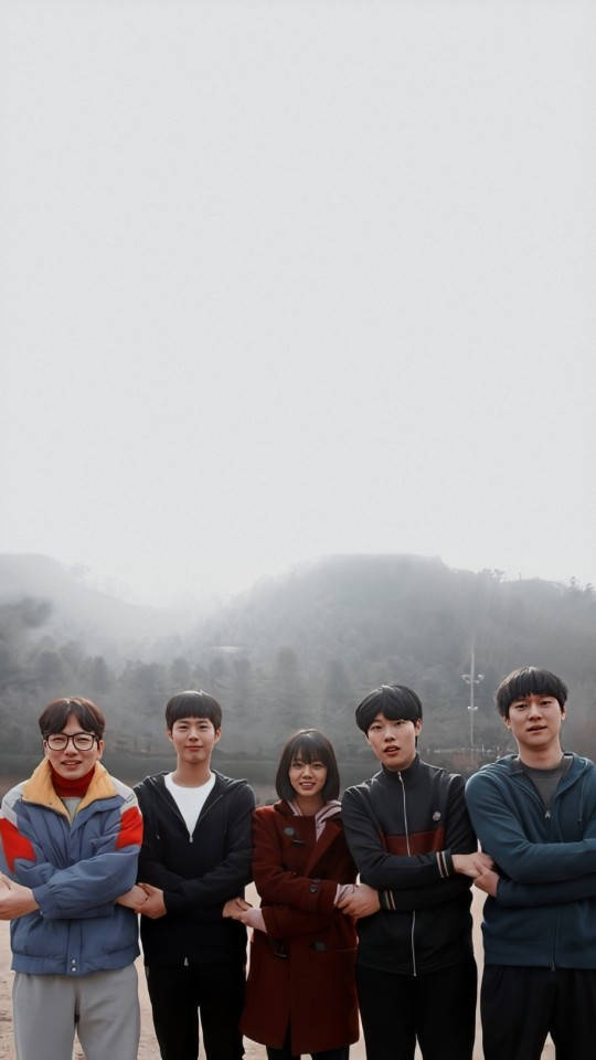 Reply 1988 桌布 壁紙 — 五個年輕人站在一起，雙臂交叉，背景是陰天天空下的霧氣山巒。