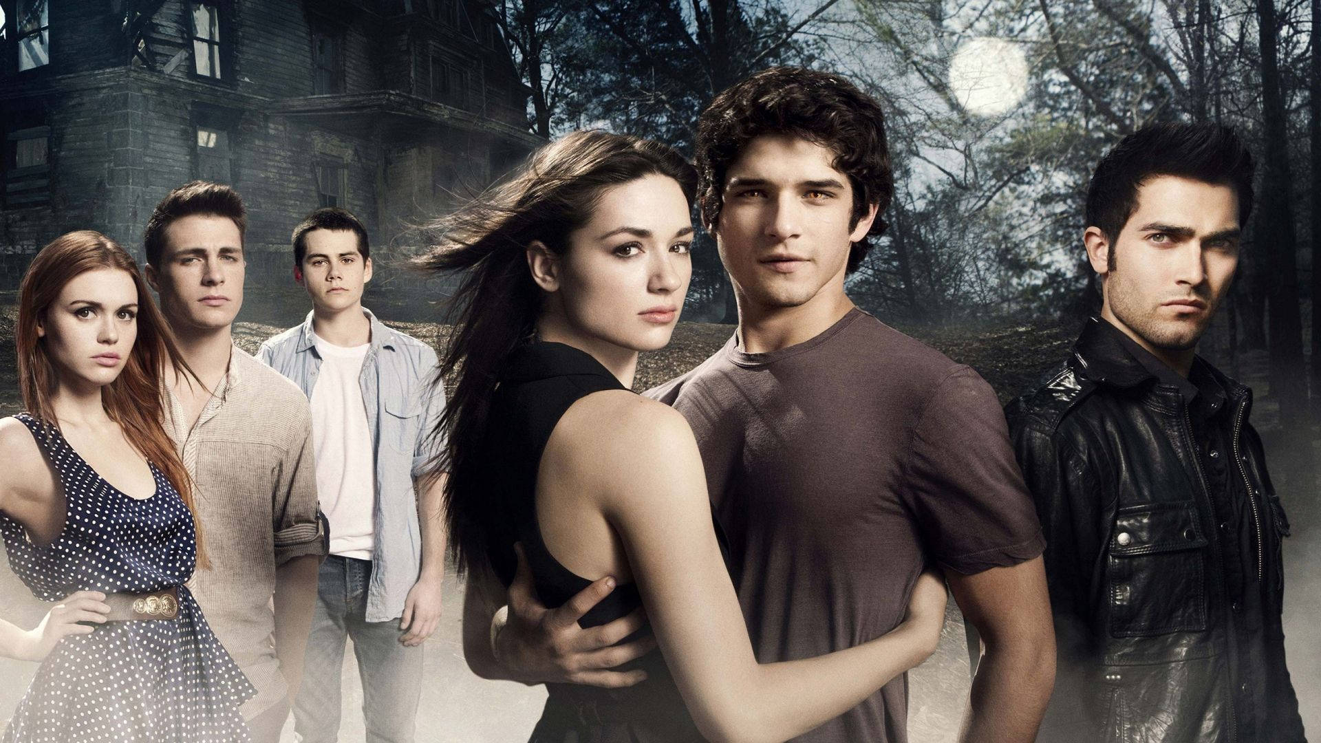 teen wolf 桌布 壁紙 — 五個年輕成年人夜晚站在霧氣瀰漫的森林中，背後一輪滿月，附近有間陰森老屋。