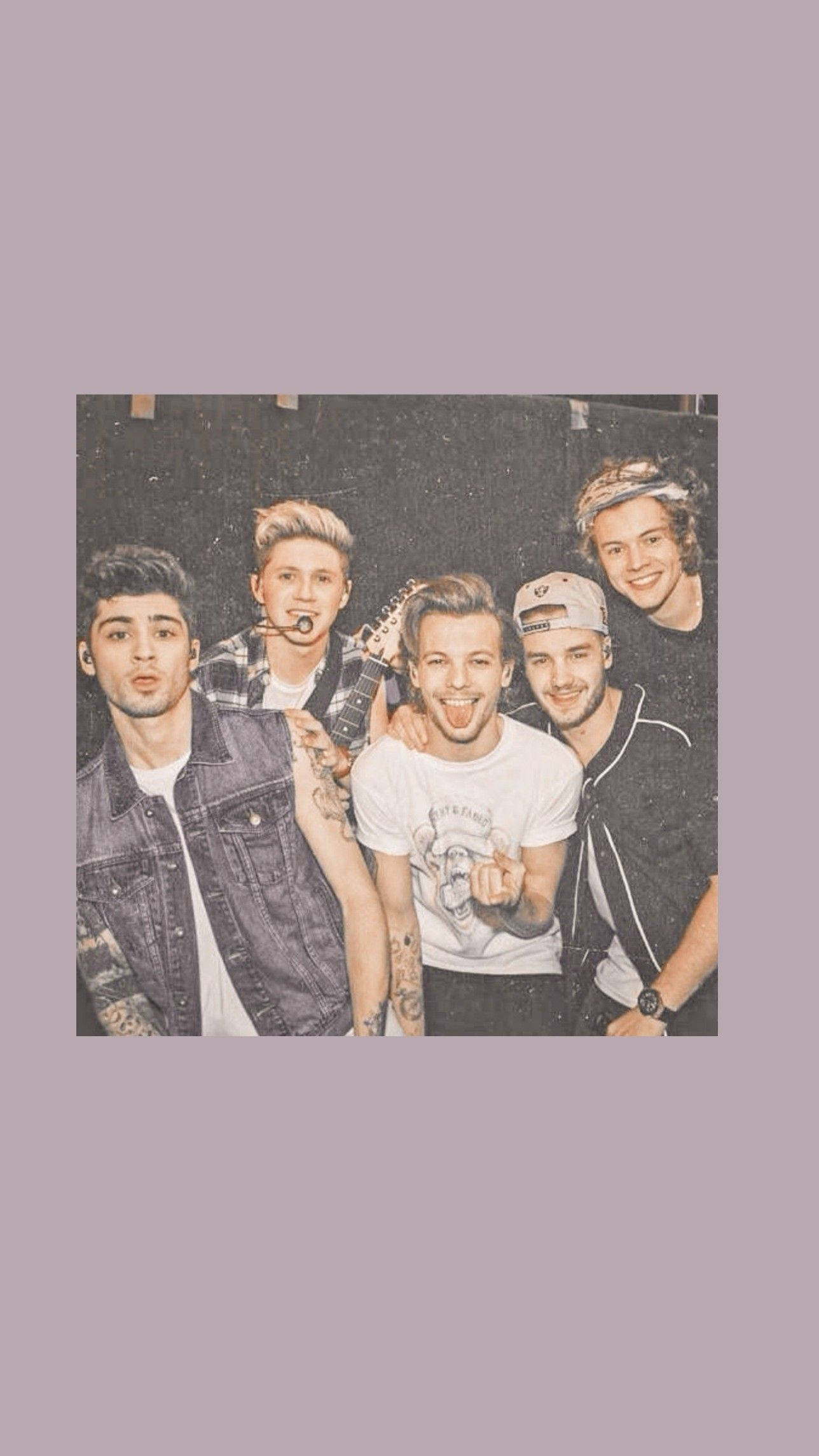 One Direction Aesthetic 桌布 壁紙 — 五個年輕男子穿著休閒服裝，在深色紋理牆前帶著刺青和笑容頑皮地擺姿勢。