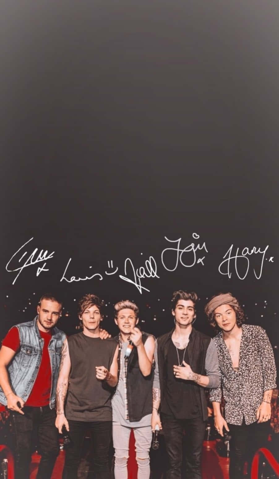 One Direction 桌布 壁紙 — 五個年輕男子穿著休閒舞台服裝，在黑暗背景和紅色舞台燈光下一起擺姿勢，上方有手寫名字。