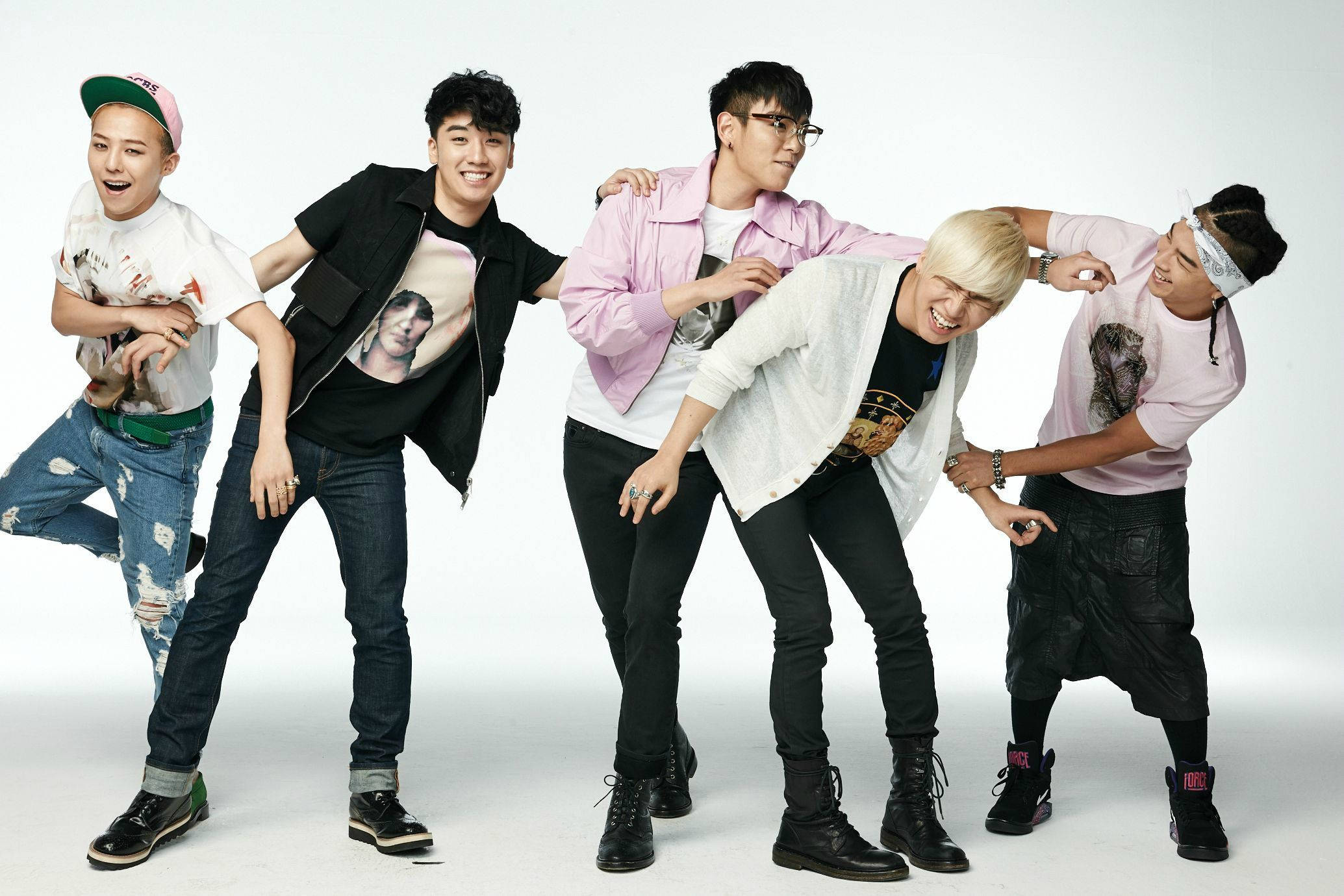 Bigbang 桌布 壁紙 — 五個年輕男子穿著時尚街頭服飾，在純白工作室背景前擺出俏皮姿勢。