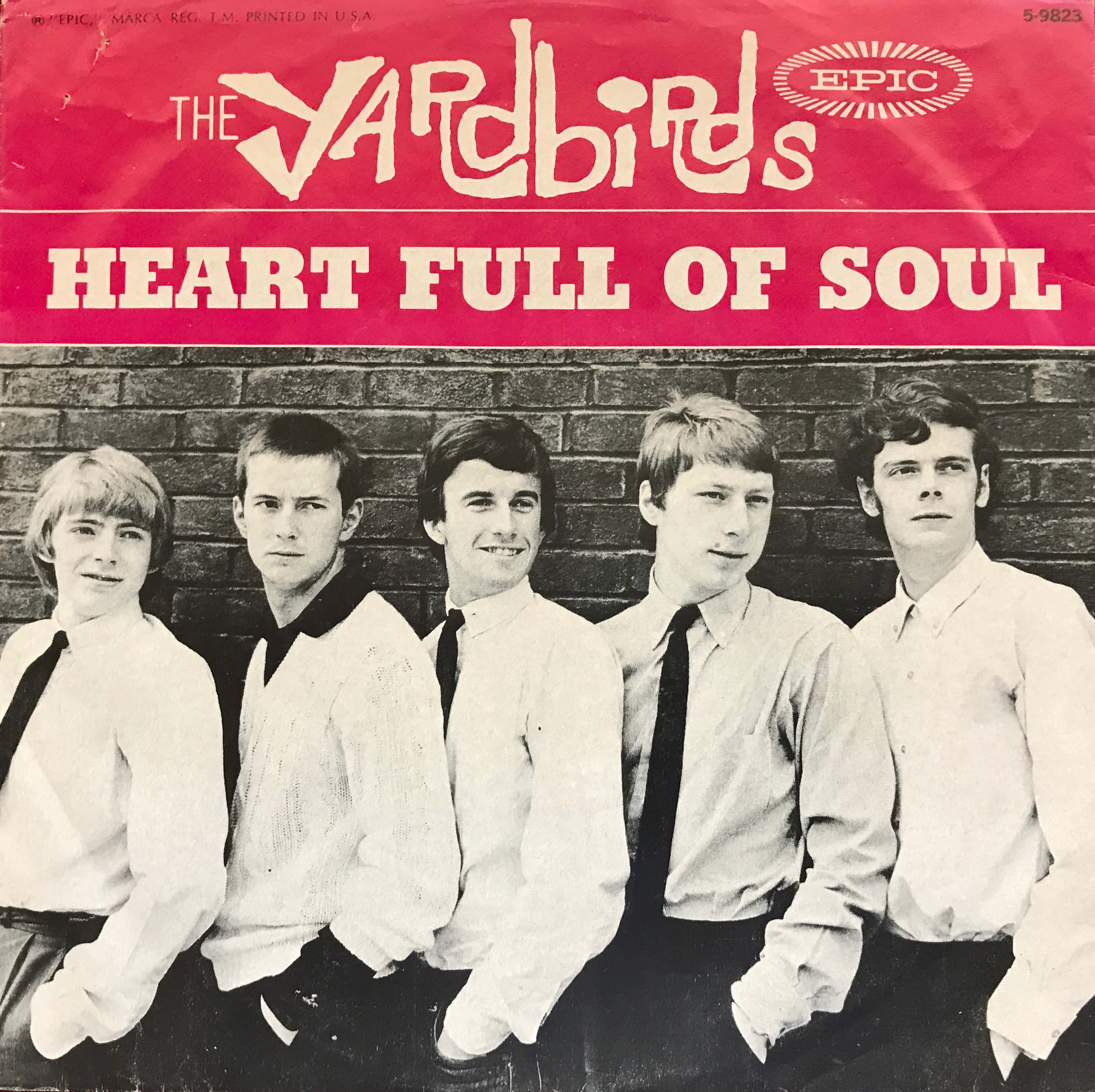 Album Cover 桌布 壁紙 — 五個年輕男子身穿白襯衫和深色領帶，站在磚牆前，上方是The Yardbirds大膽的紅色專輯封面。