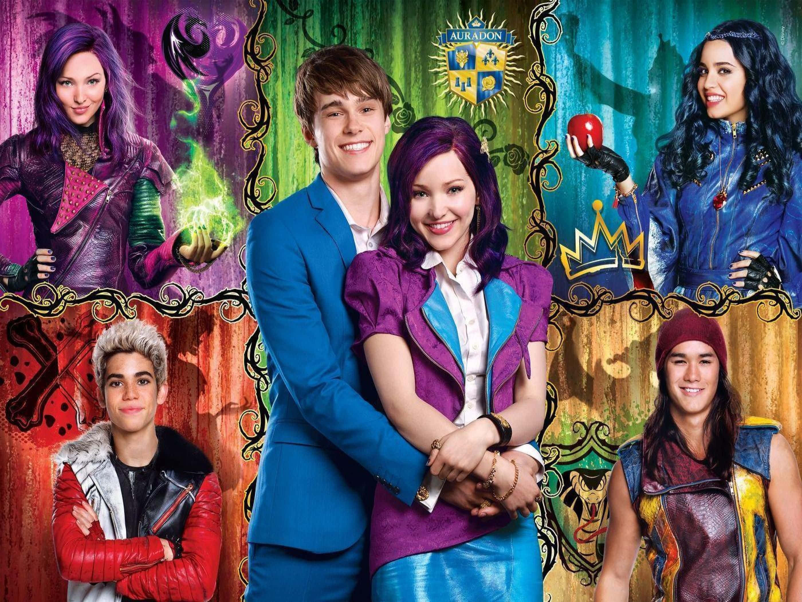 Disney Descendants 桌布 壁紙 — 五個年輕角色穿著色彩繽紛的服裝，在華麗的框架和發光符號的充滿活力的魔法背景下擺姿勢。