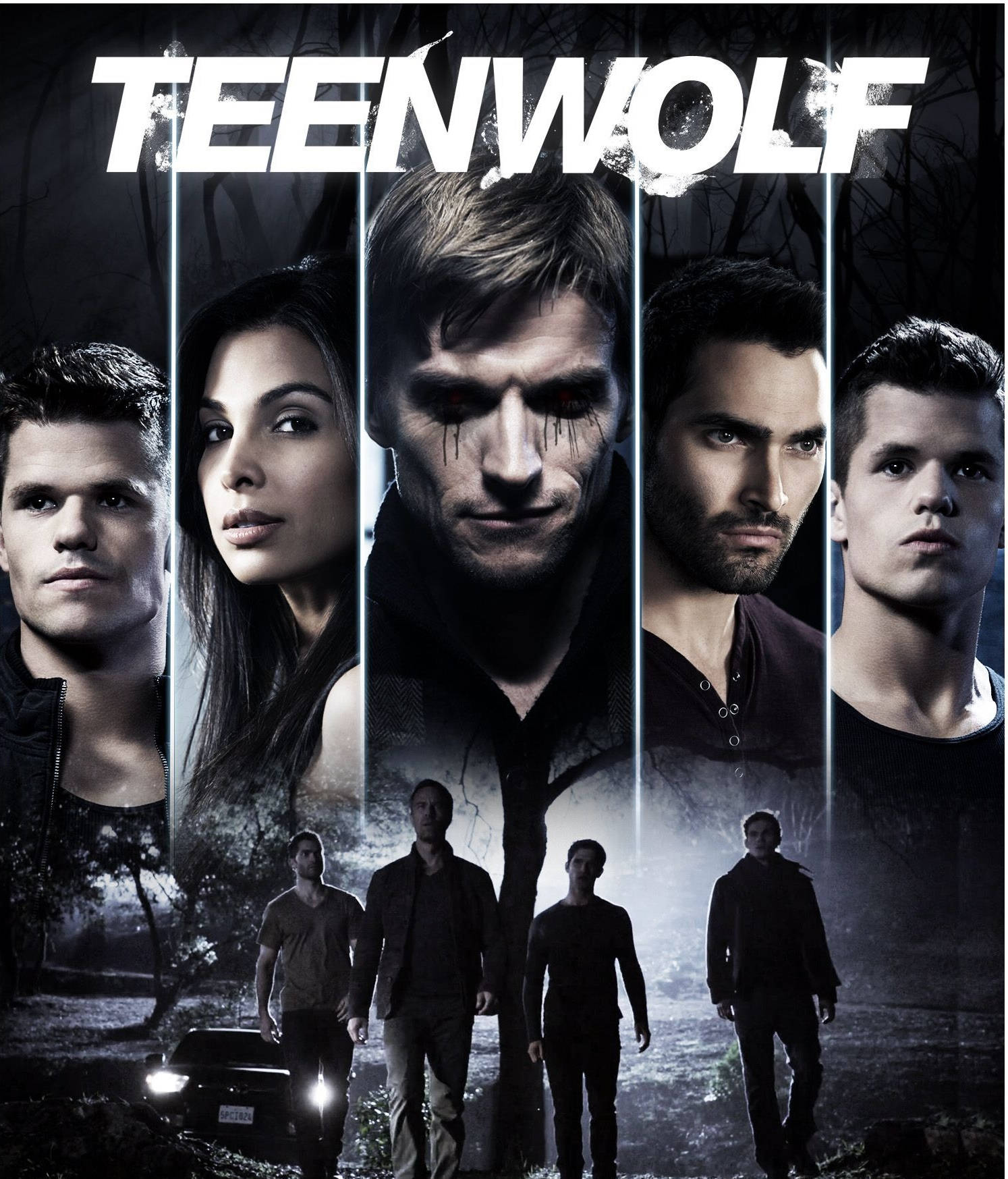 teen wolf 桌布 壁紙 — 五個強烈的角色在黑暗的森林場景中向前凝視，下方有發光的車頭燈。
