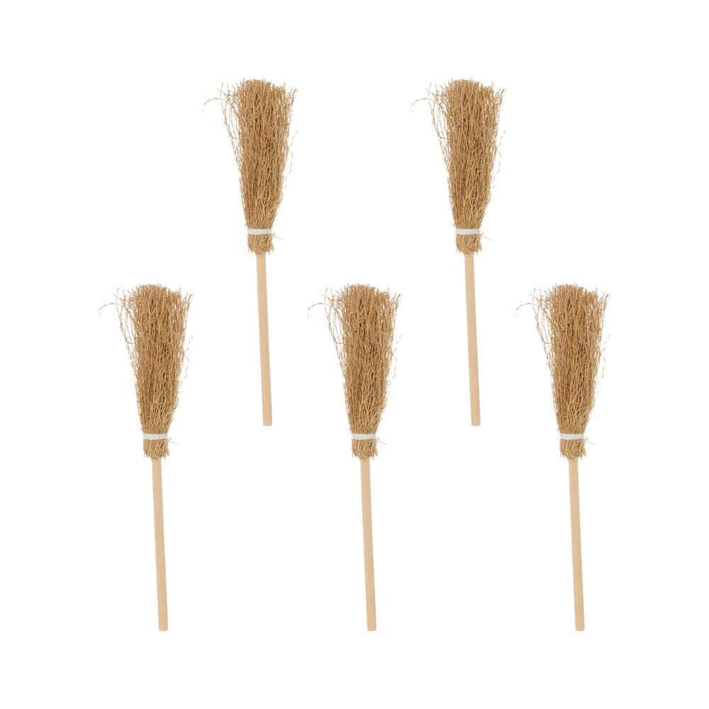 Broom 桌布 壁紙 — 五個微型掃帚，帶有天然稻草刷毛和木製手柄，排列在純白色背景上。