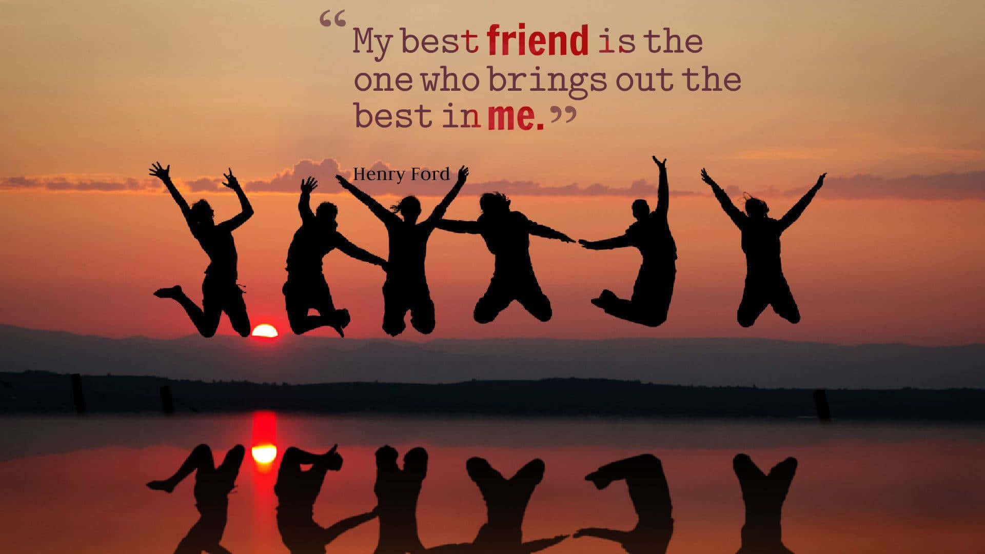 Friendship 桌布 壁紙 — 五個快樂的朋友在平靜的水面上映照出充滿活力的日落天空，齊心協力跳躍的剪影。