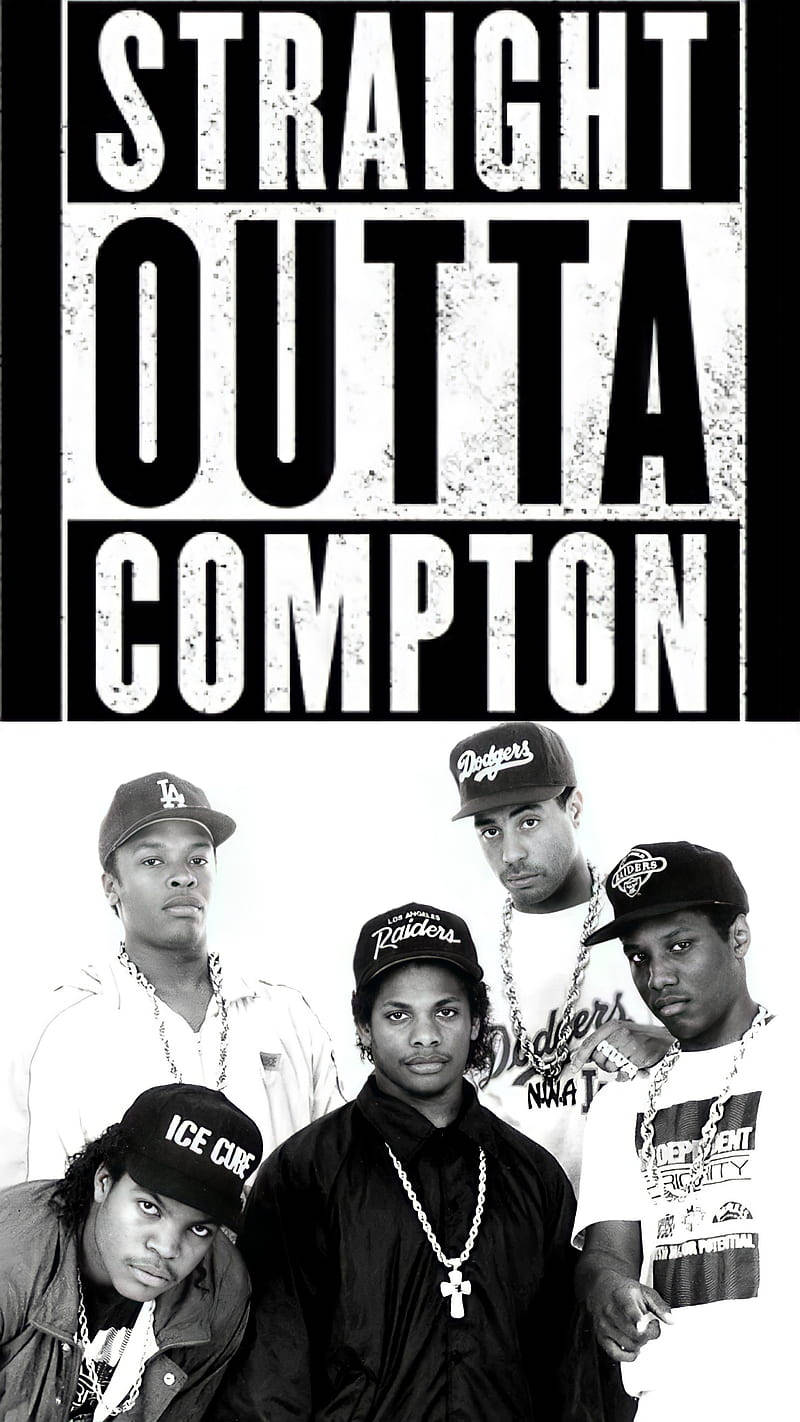Rappers 桌布 壁紙 — 五個戴帽子和鏈條的男人在粗體 'STRAIGHT OUTTA COMPTON' 文字下，以粗糙的黑白畫面凝視著。